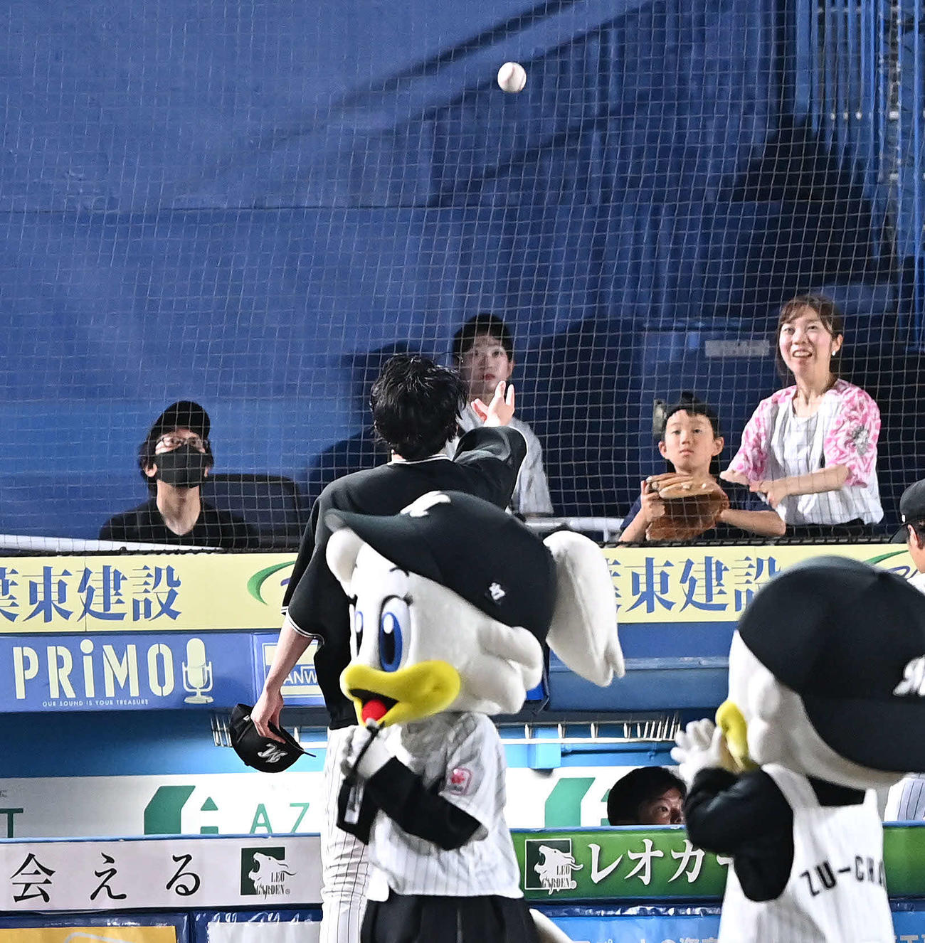 ロッテ対西武　試合後、記念球をファンにプレゼントするロッテ佐々木朗（撮影・滝沢徹郎）