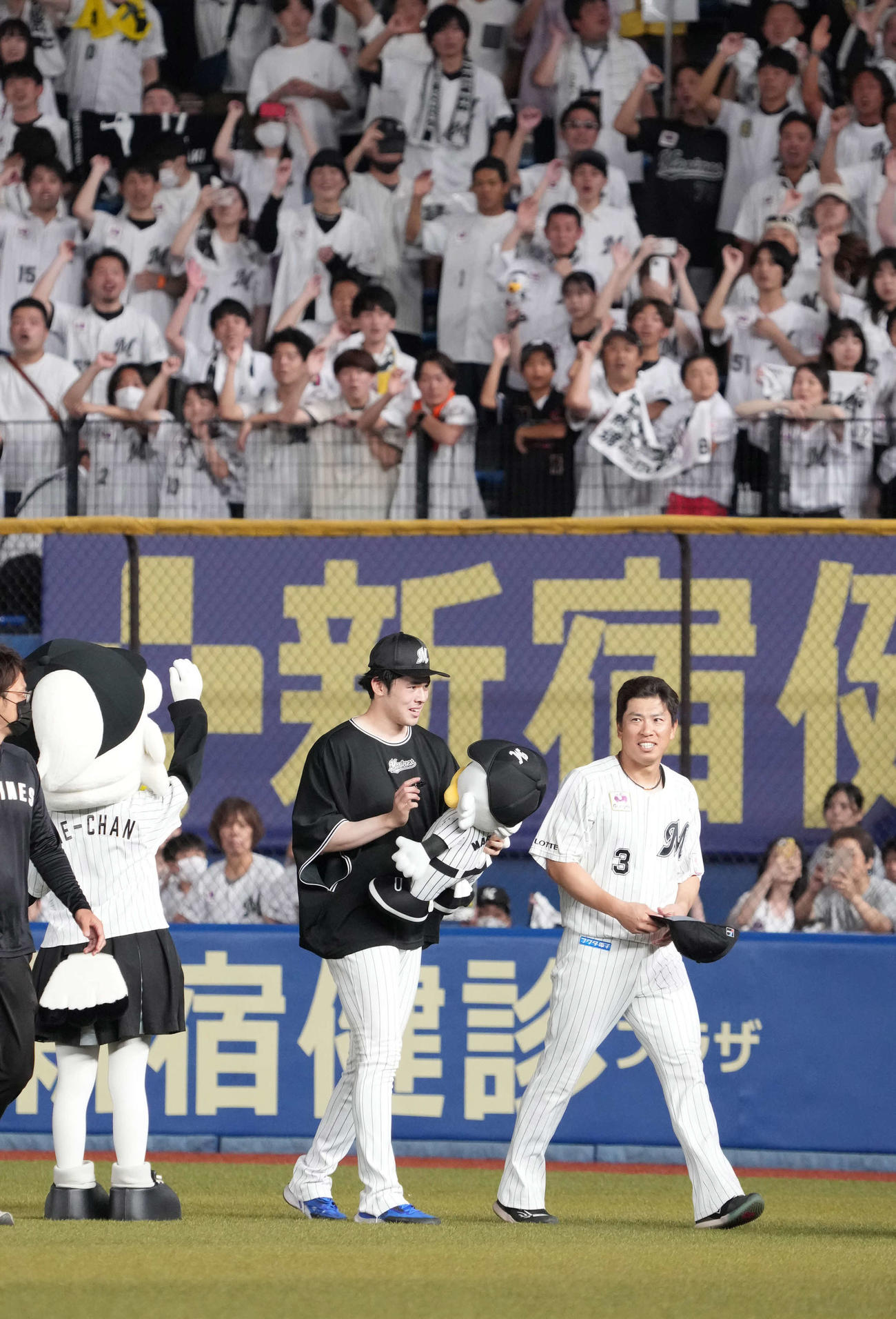 ロッテ対西武　8回無失点の好投で今季6勝目を挙げたロッテ先発の佐々木朗は角中（右）と右翼席のファンの声援を受ける（撮影・小沢裕）