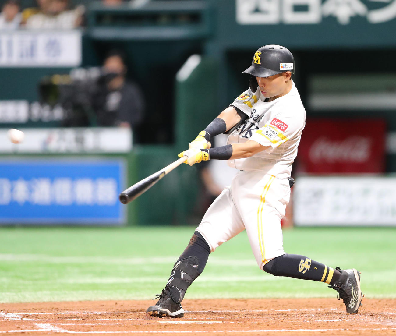 ソフトバンク対日本ハム　2回裏ソフトバンク無死一塁、中村晃は右前二塁打を放つ（撮影・梅根麻紀）