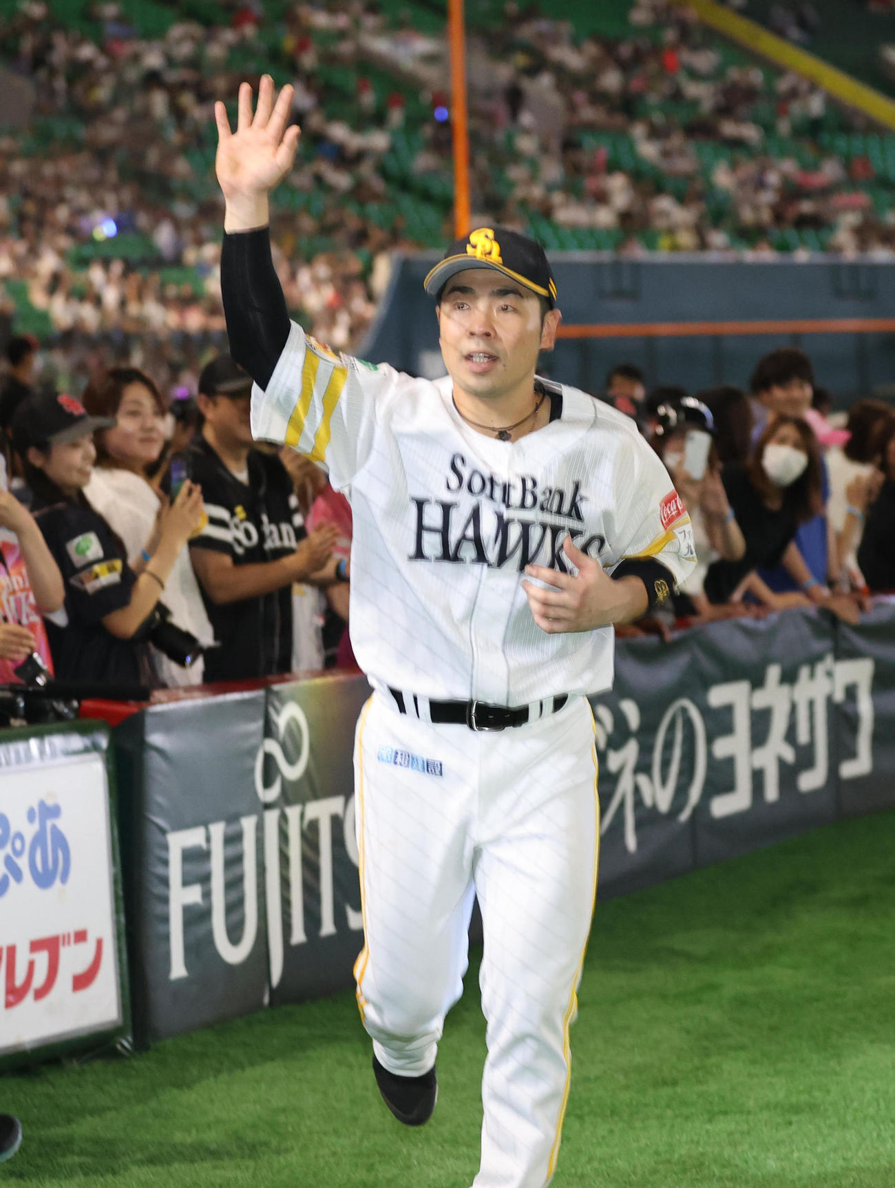 ソフトバンク対日本ハム　ヒーローになった近藤はファンに手を振る（撮影・梅根麻紀）
