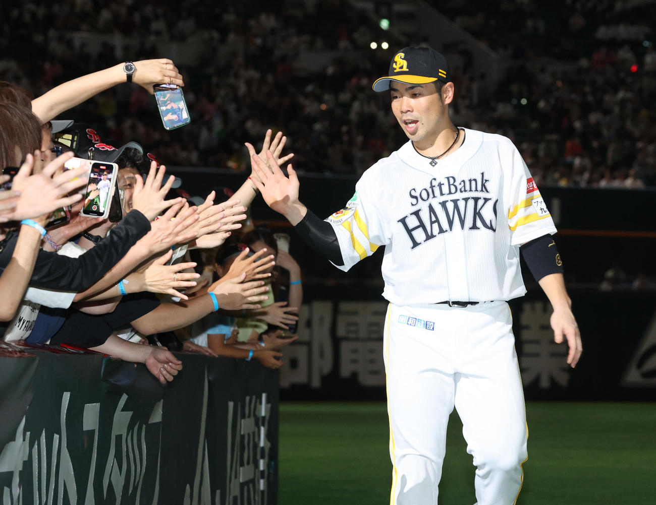 ソフトバンク対日本ハム　ヒーローになった近藤はファンとハイタッチをかわす（撮影・梅根麻紀）