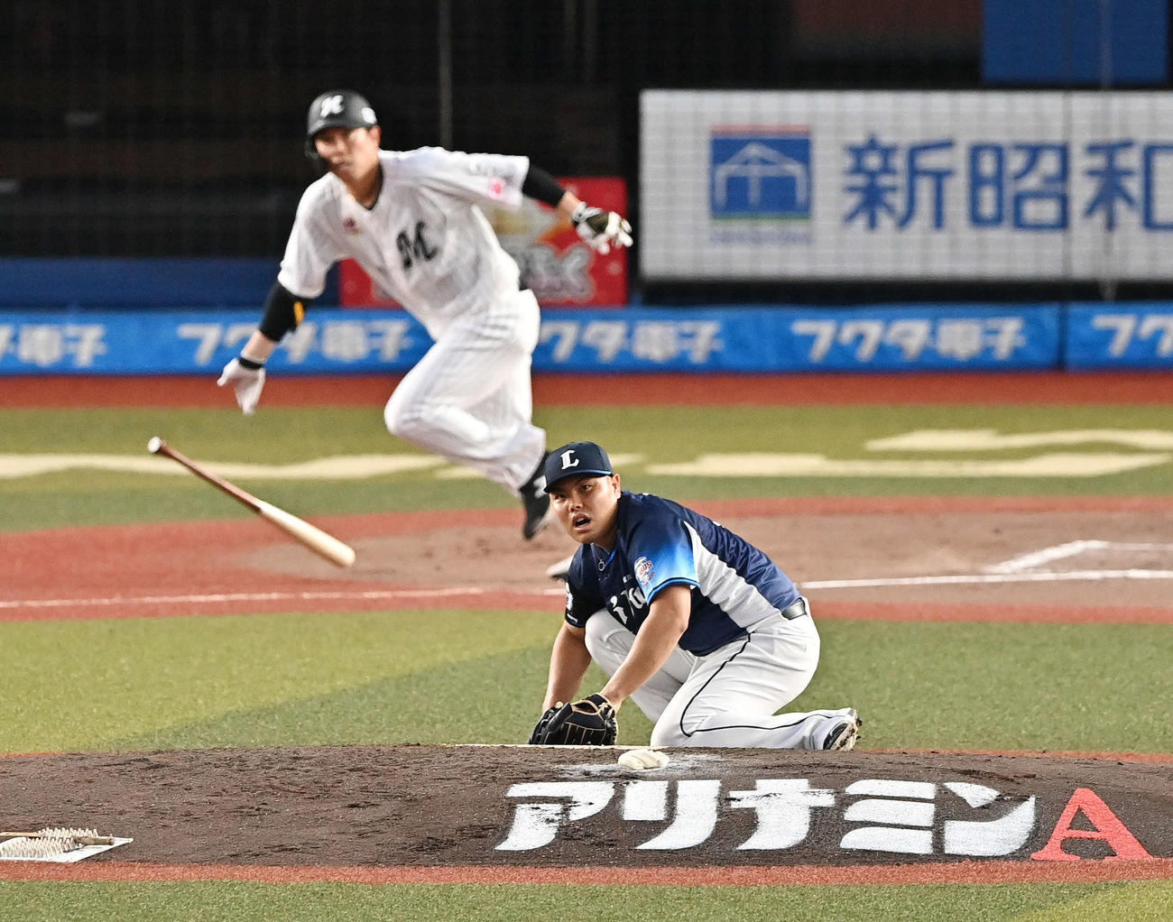 ロッテ対西武　3回裏ロッテ2死三塁、角中に先制中前適時打を許す平良（撮影・滝沢徹郎）