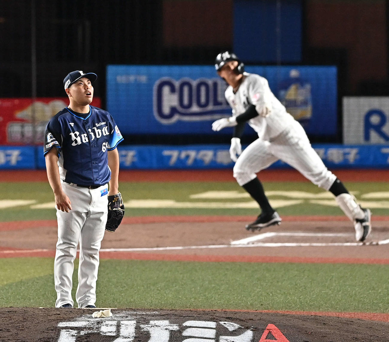ロッテ対西武　6回裏ロッテ無死、中村奨（後方）にソロ本塁打を許す平良（撮影・滝沢徹郎）