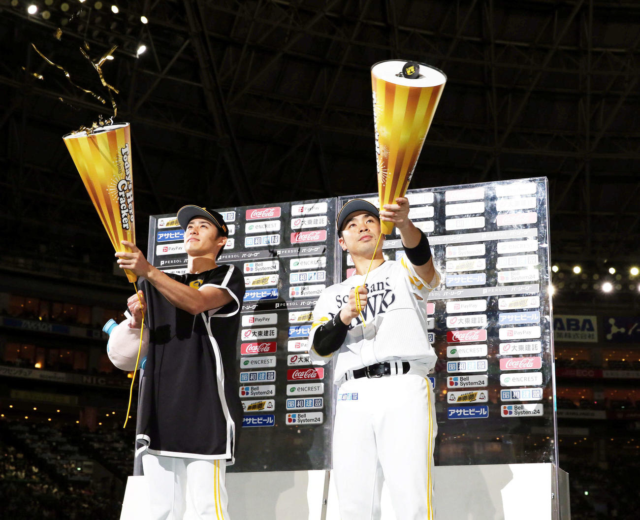 ヒーローインタビューを終えた板東（左）はクラッカーを鳴らす。右は近藤（撮影・冨田成美）