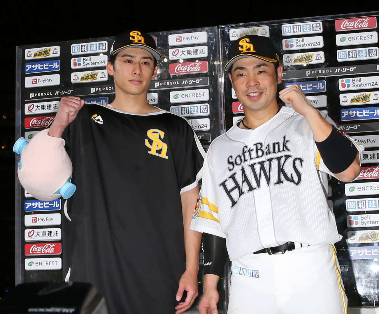 ヒーローインタビューを終えガッツポーズの板東（左）と近藤（撮影・冨田成美）