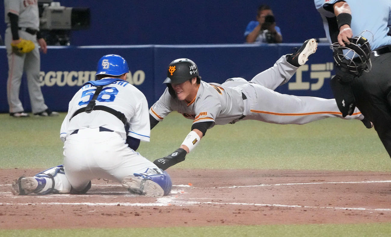 中日対巨人　9回表巨人2死二塁、岡本和の左前打で本塁突入するもアウトの二塁走者重信（右）。捕手石橋（撮影・森本幸一）