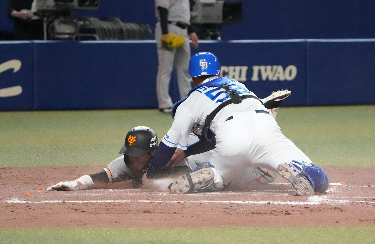 中日対巨人　9回表巨人2死二塁、岡本和の左前安打で本塁突入するも本塁アウトの重信（左）捕手は石橋（撮影・森本幸一）