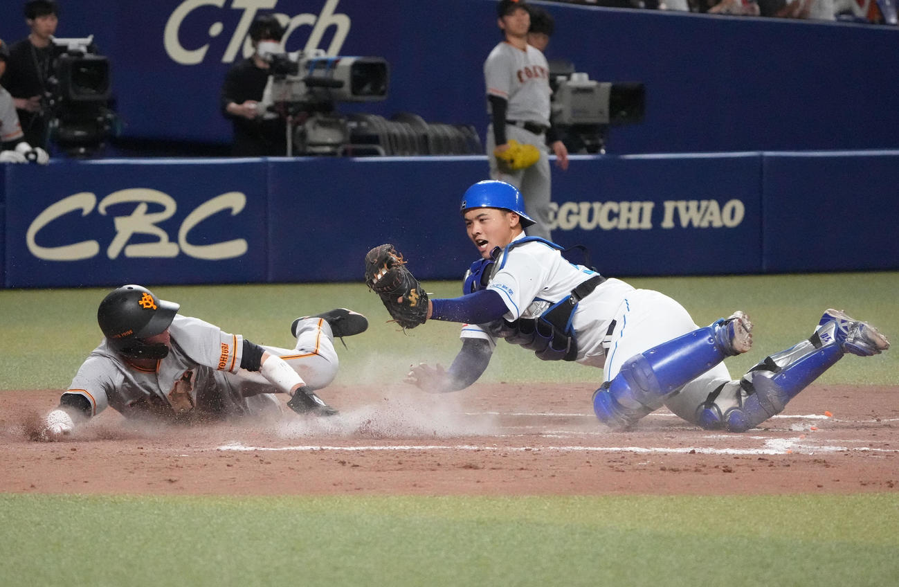 中日対巨人　9回表巨人2死二塁、岡本和の左前安打で本塁突入するも本塁アウトの重信（左）捕手は石橋（撮影・森本幸一）
