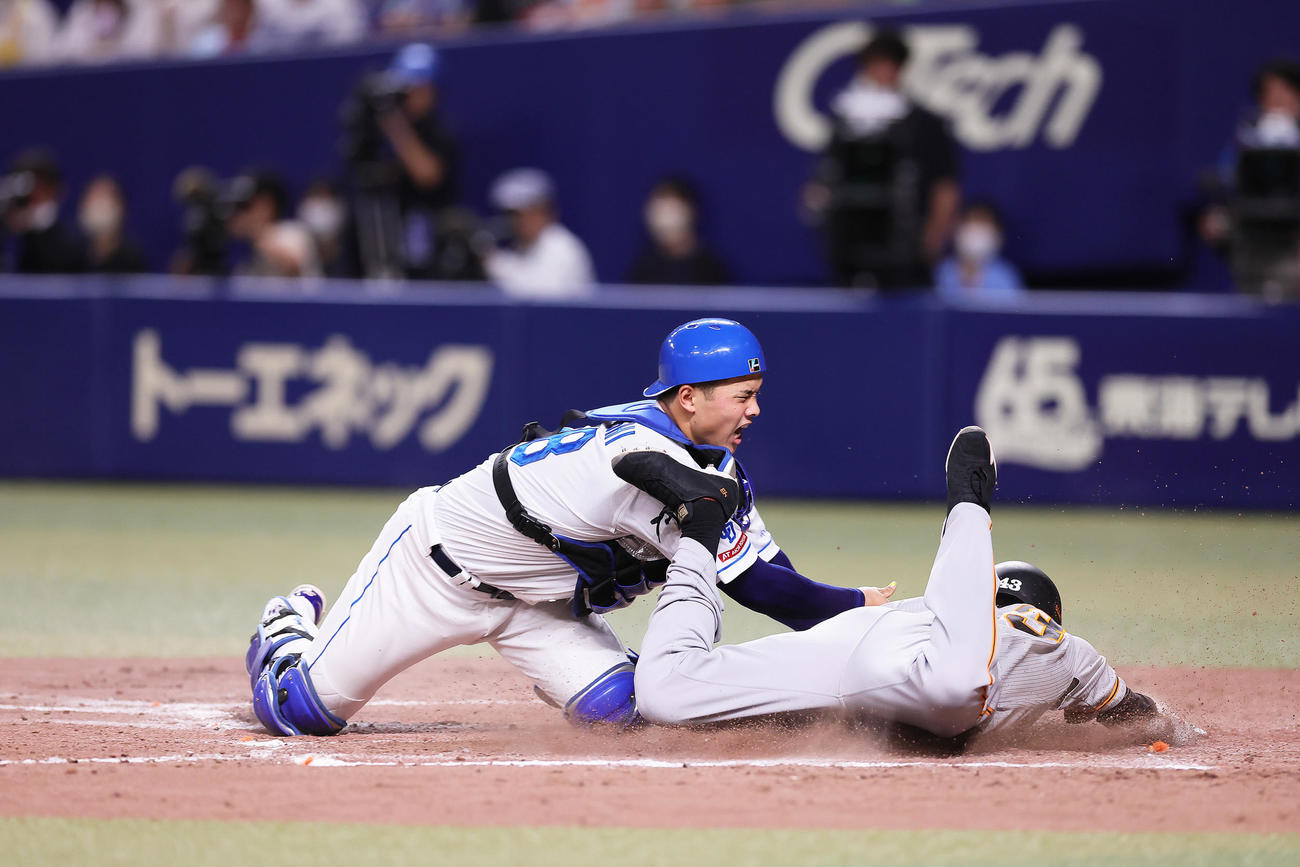 中日対巨人　9回表巨人2死二塁、岡本和の左前打で本塁を狙った重信（右）はアウトとなる。捕手石橋（撮影・足立雅史）