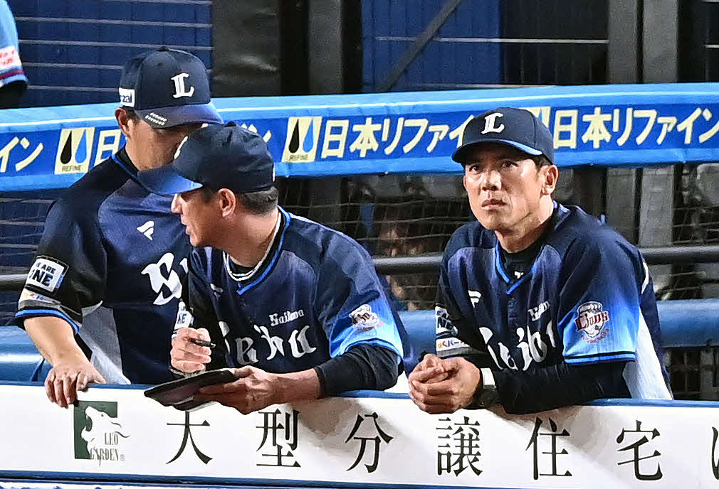ロッテ対西武　9回表、ベンチで厳しい表情の西武松井央監督（右）（撮影・滝沢徹郎）