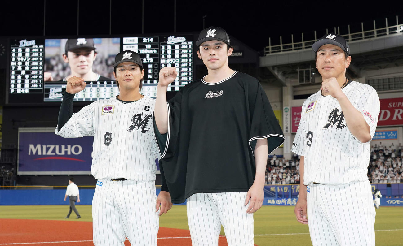 ロッテ対西武　ヒーローインタビューを終え記念撮影に臨む、左から中村奨、8回無失点の好投で今季6勝目を挙げたロッテ先発の佐々木朗、角中（撮影・小沢裕）