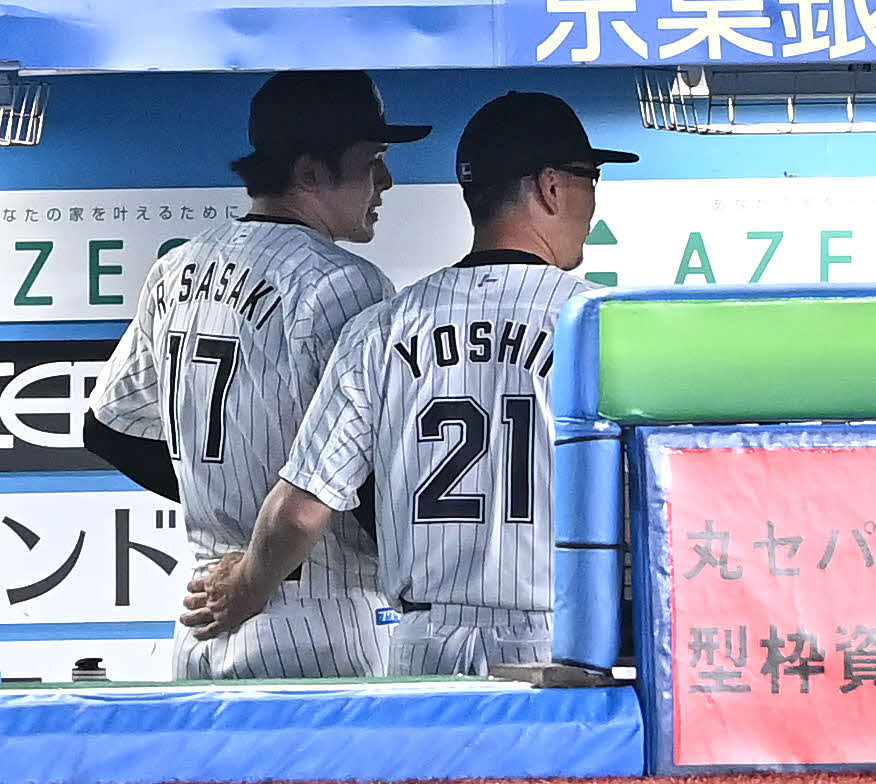 ロッテ対西武　8回を投げ終えたロッテ先発の佐々木朗（左）はベンチへ戻り吉井監督からねぎらわれる（撮影・滝沢徹郎）