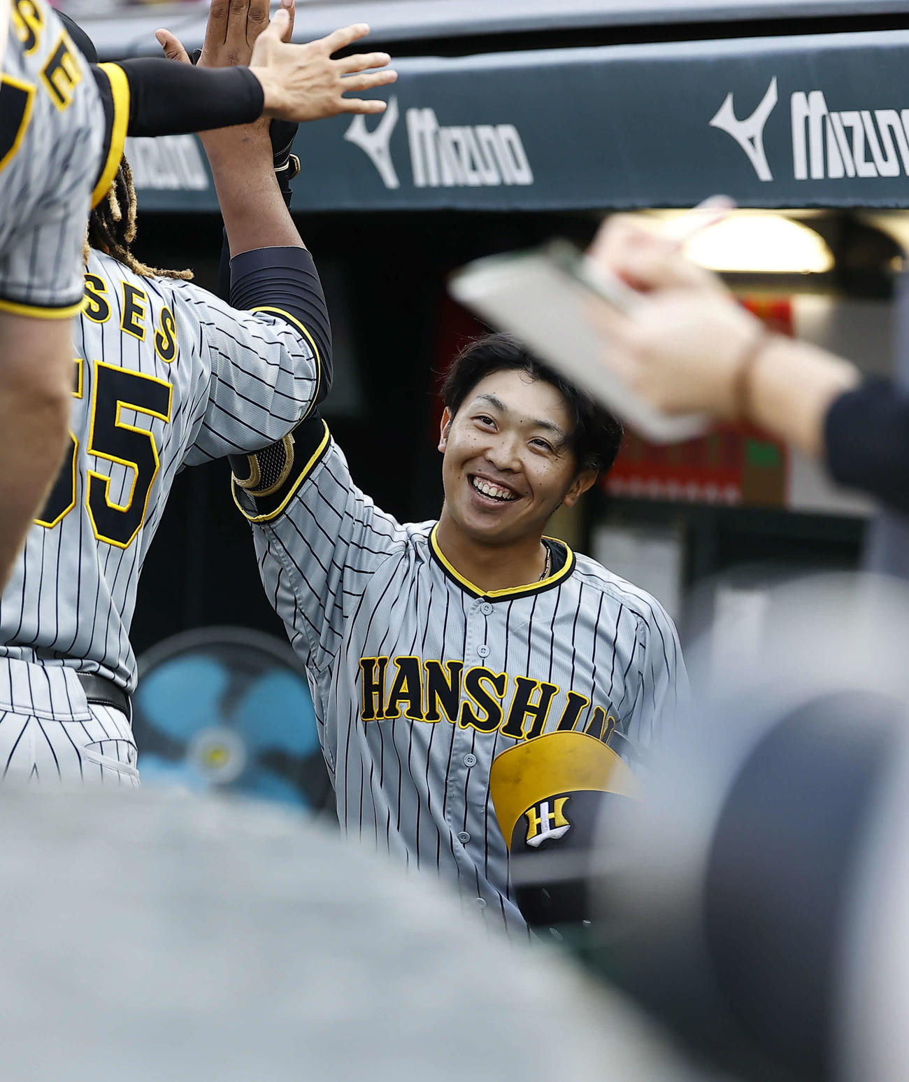 広島対阪神　1回表阪神無死、右越えに先頭打者本塁打の島田は、サイレントトリートメント後の仲間からの祝福に笑顔（撮影・加藤哉）