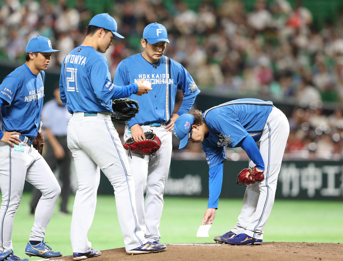 ソフトバンク対日本ハム　2回途中で降板する鈴木（右）（撮影・梅根麻紀）