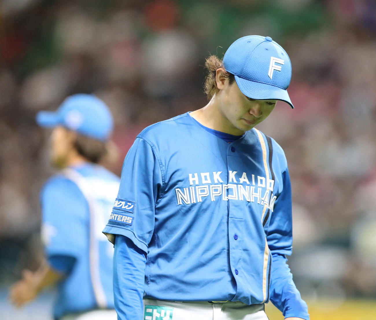 ソフトバンク対日本ハム　2回途中で降板する鈴木（撮影・梅根麻紀）