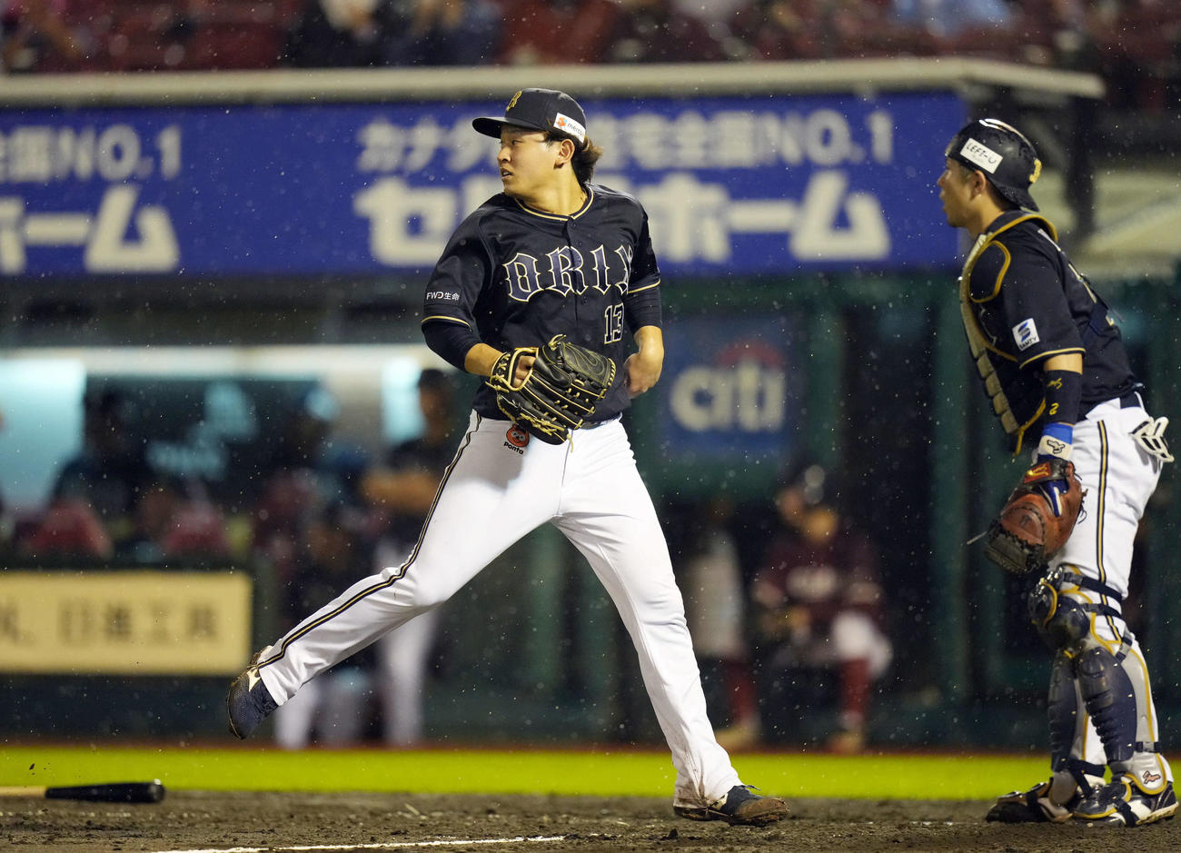 楽天対オリックス　5回裏楽天2死二塁、小郷に適時打を打たれ、本塁カバーに走るオリックス先発宮城。右は若月（撮影・狩俣裕三）