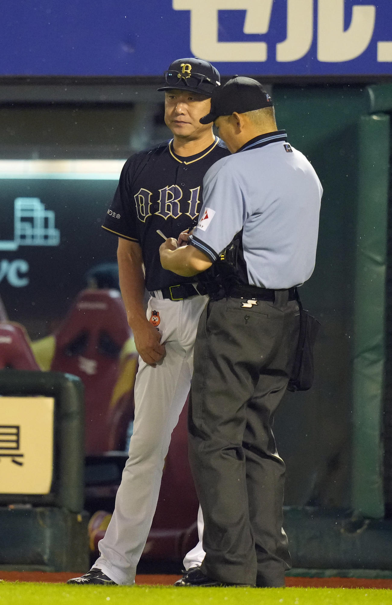 楽天対オリックス　7回表を終え、選手の交代を告げる中嶋監督（撮影・狩俣裕三）