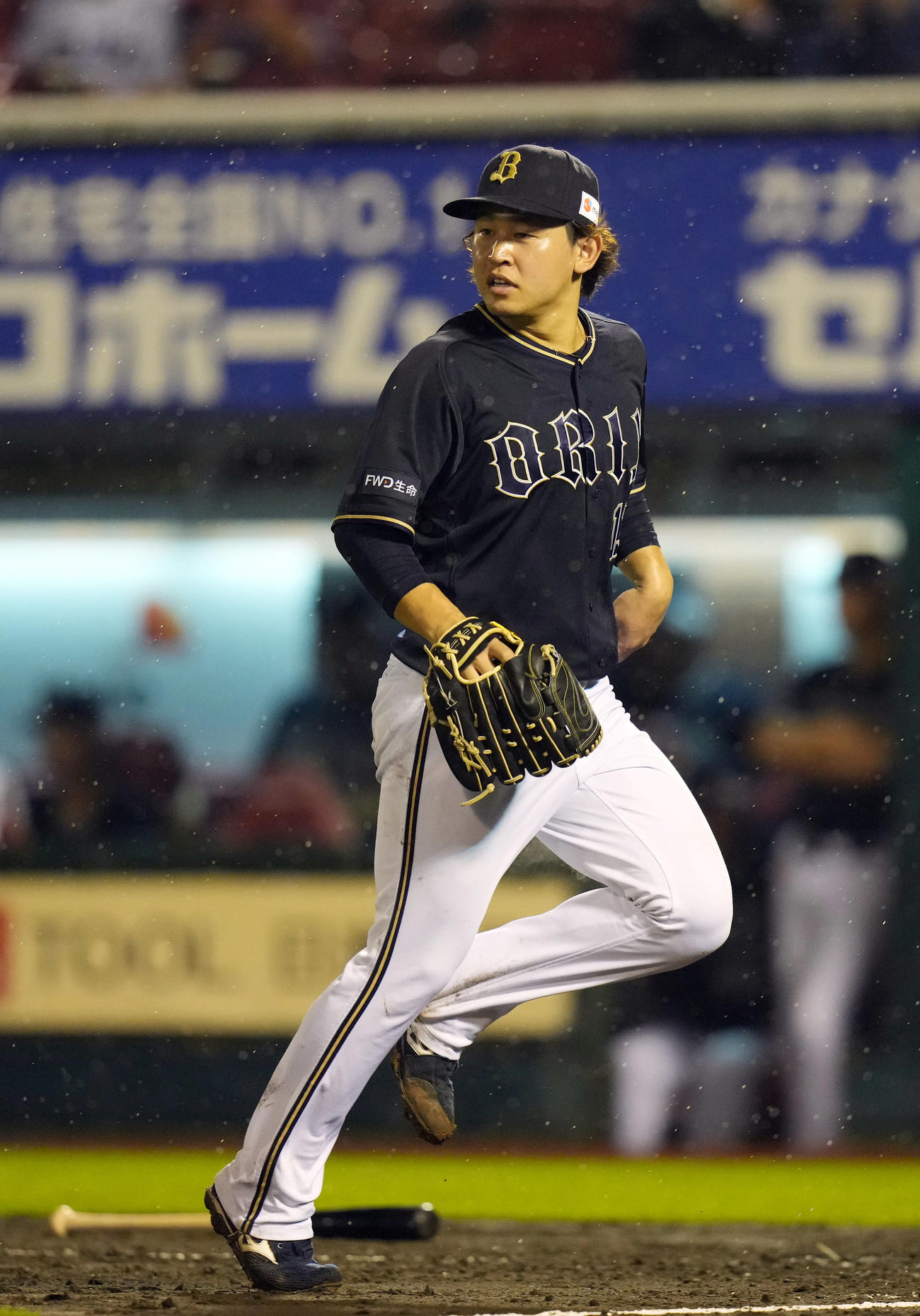 楽天対オリックス　5回表楽天2死二塁、小郷に適時打を打たれ、本塁カバーに走るオリックス先発宮城（撮影・狩俣裕三）