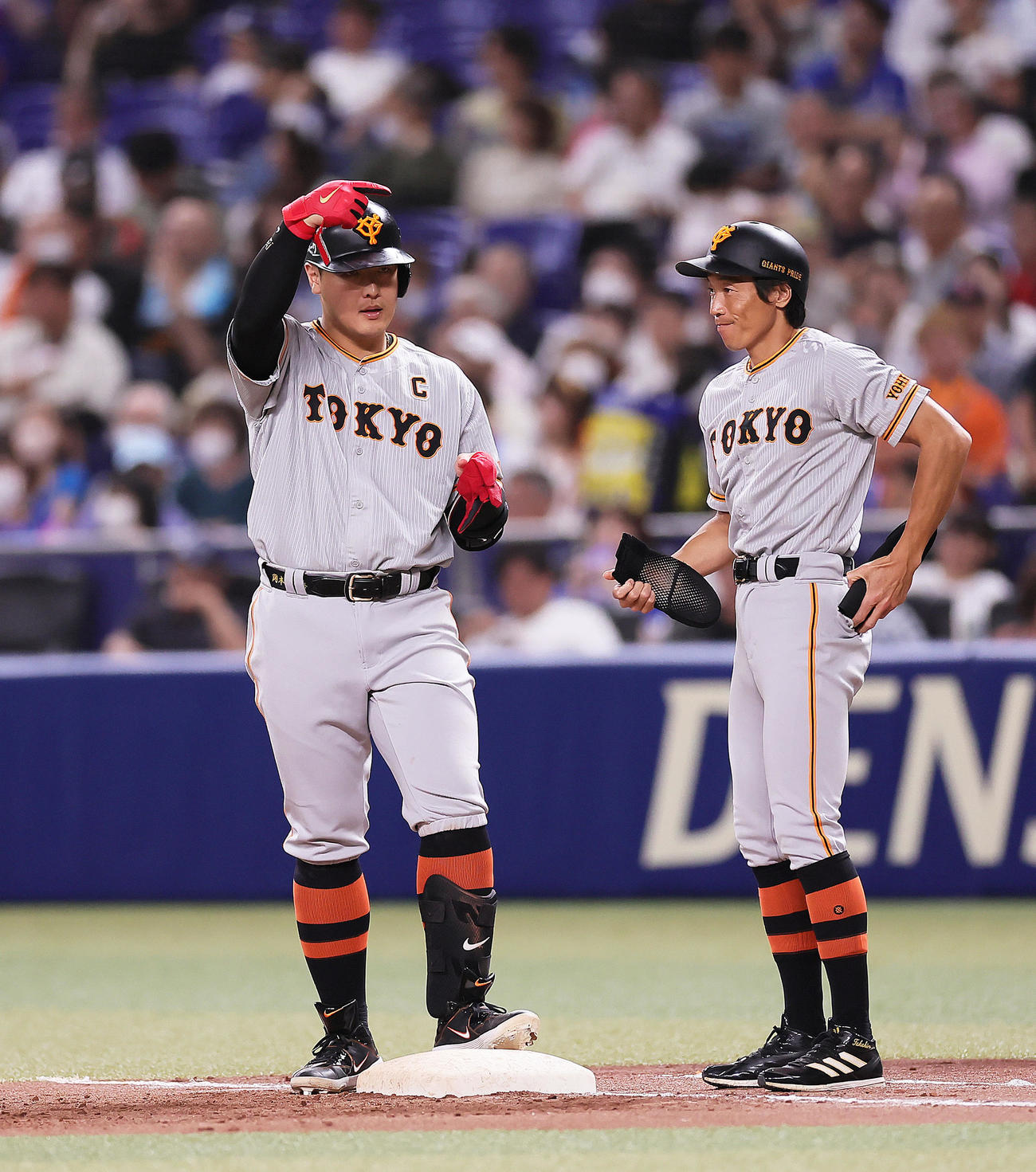 中日対巨人　5回表巨人無死一塁、中前打を放った岡本和（左）（撮影・足立雅史）