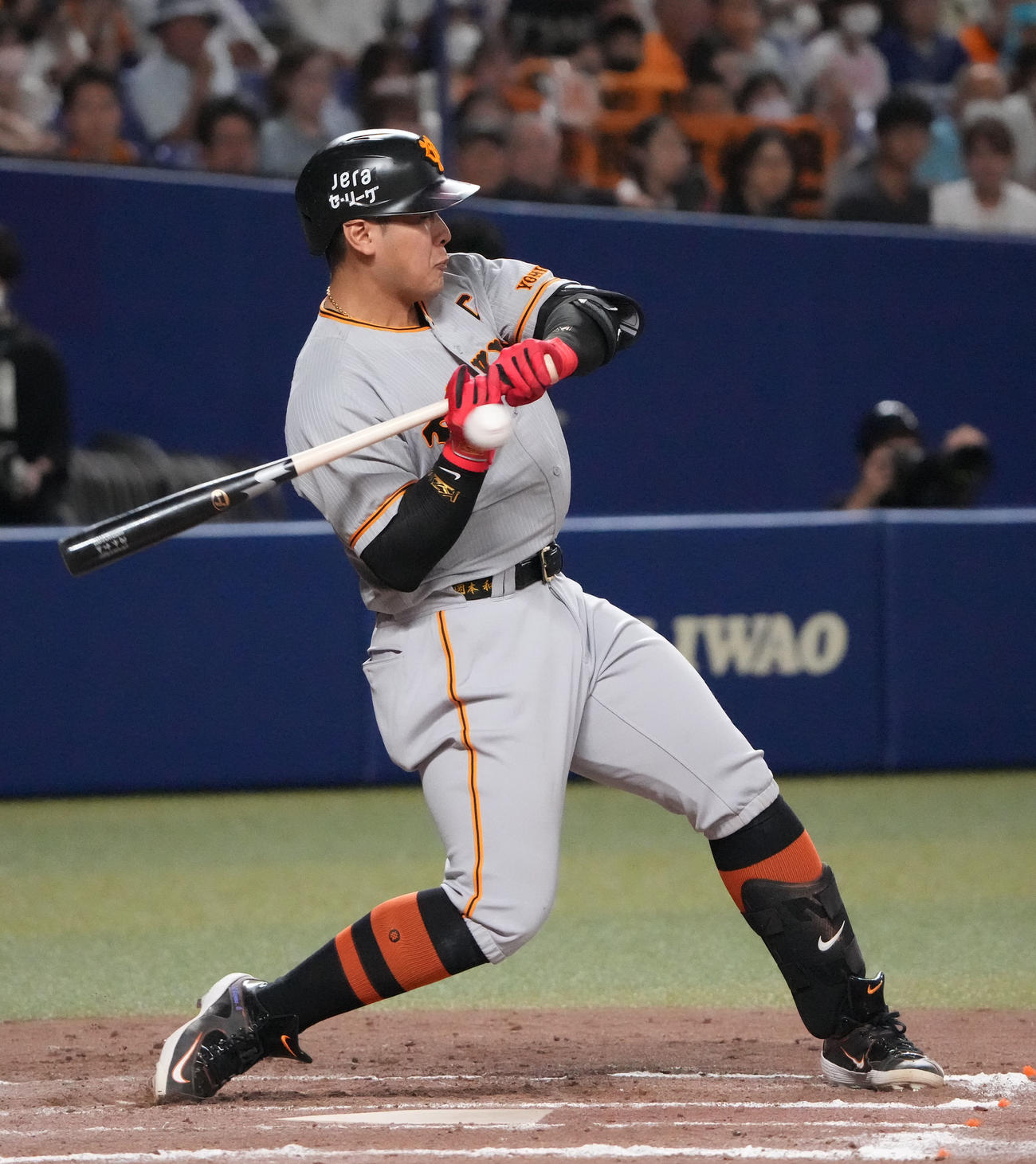中日対巨人　12回表巨人無死一塁、死球を受ける岡本和（撮影・森本幸一）