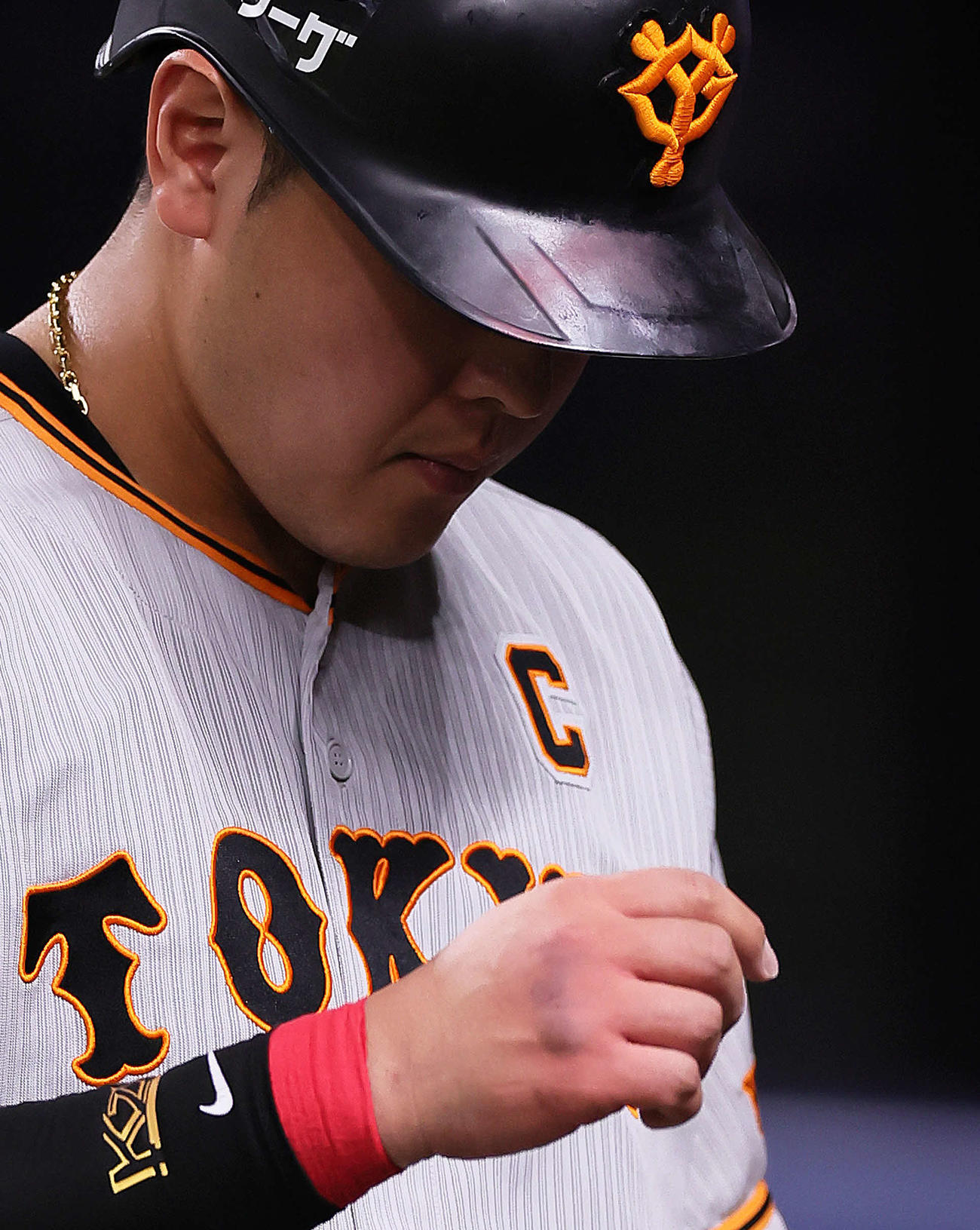 中日対巨人　12回表巨人無死一塁、右手に死球を受け交代した岡本和（撮影・足立雅史）