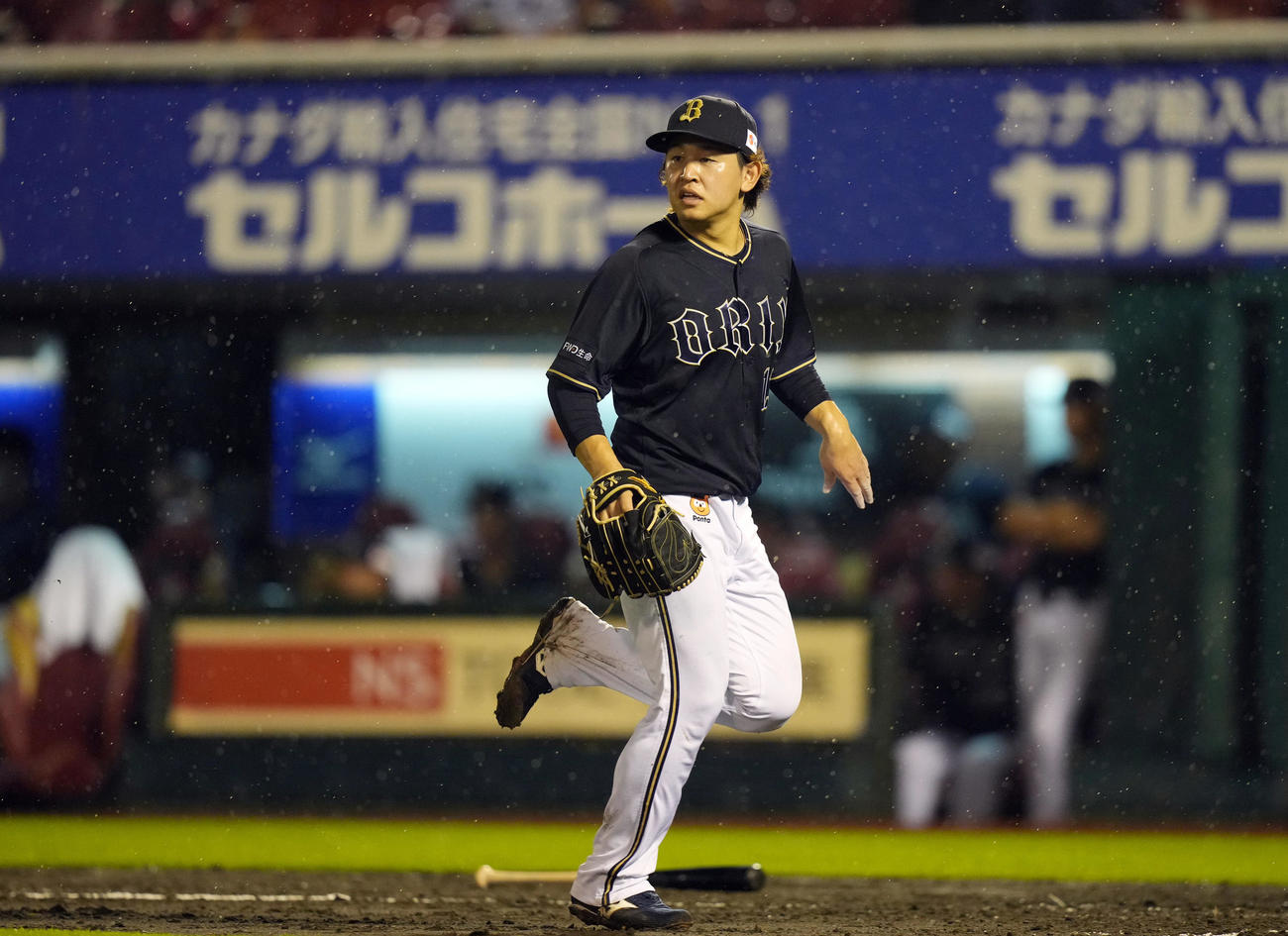 楽天対オリックス　5回表楽天2死二塁、小郷に適時打を打たれ、本塁カバーに走るオリックス先発宮城（撮影・狩俣裕三）