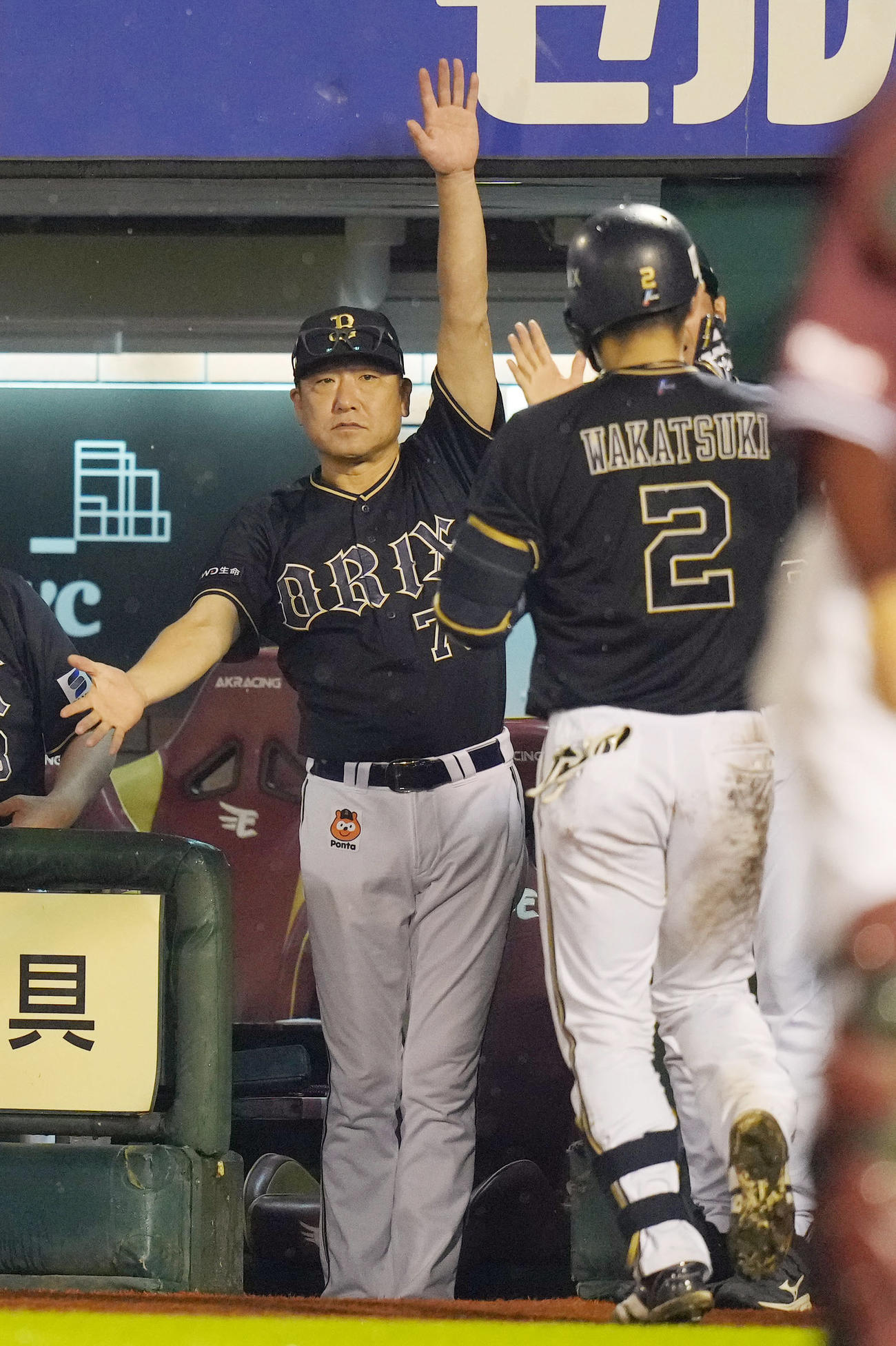 楽天対オリックス　7回表オリックス無死、ソロ本塁打を放った若月（手前）を手を挙げて迎える中嶋監督（撮影・狩俣裕三）