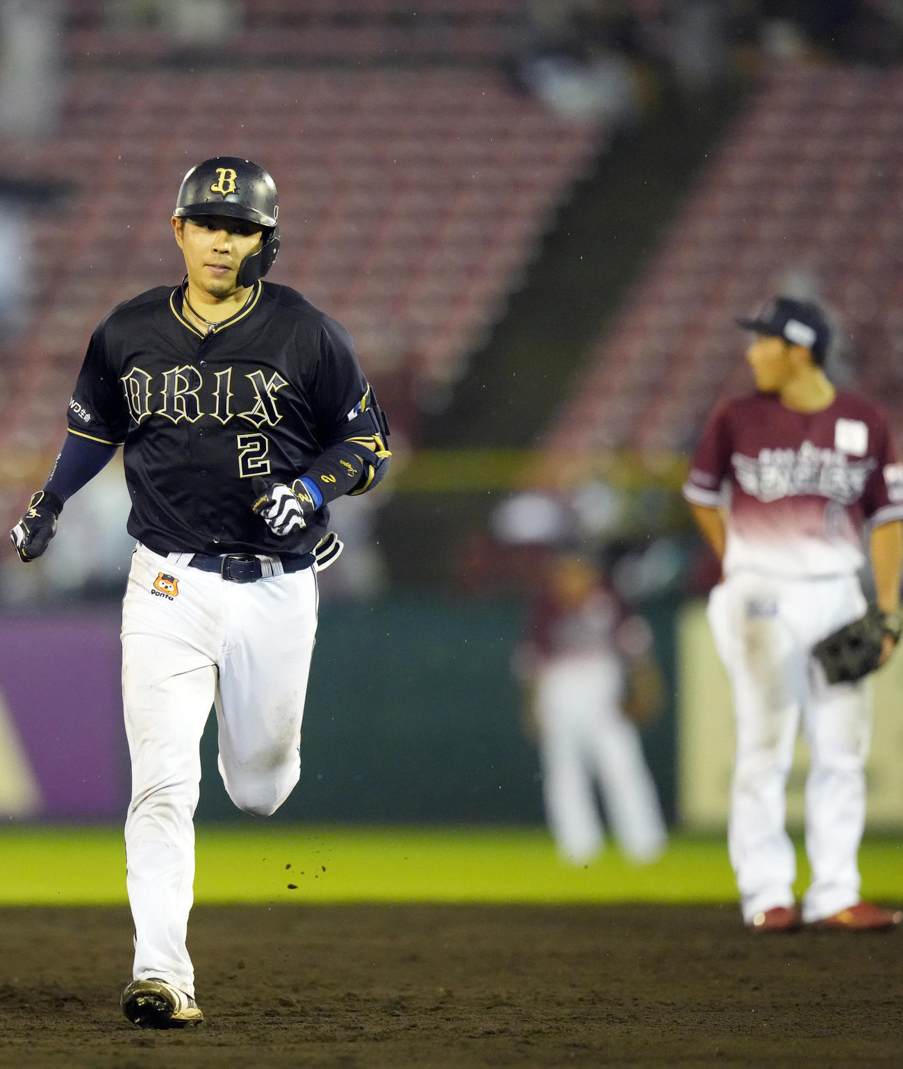 楽天対オリックス　7回表オリックス無死、ソロ本塁打を放つ若月（撮影・狩俣裕三）