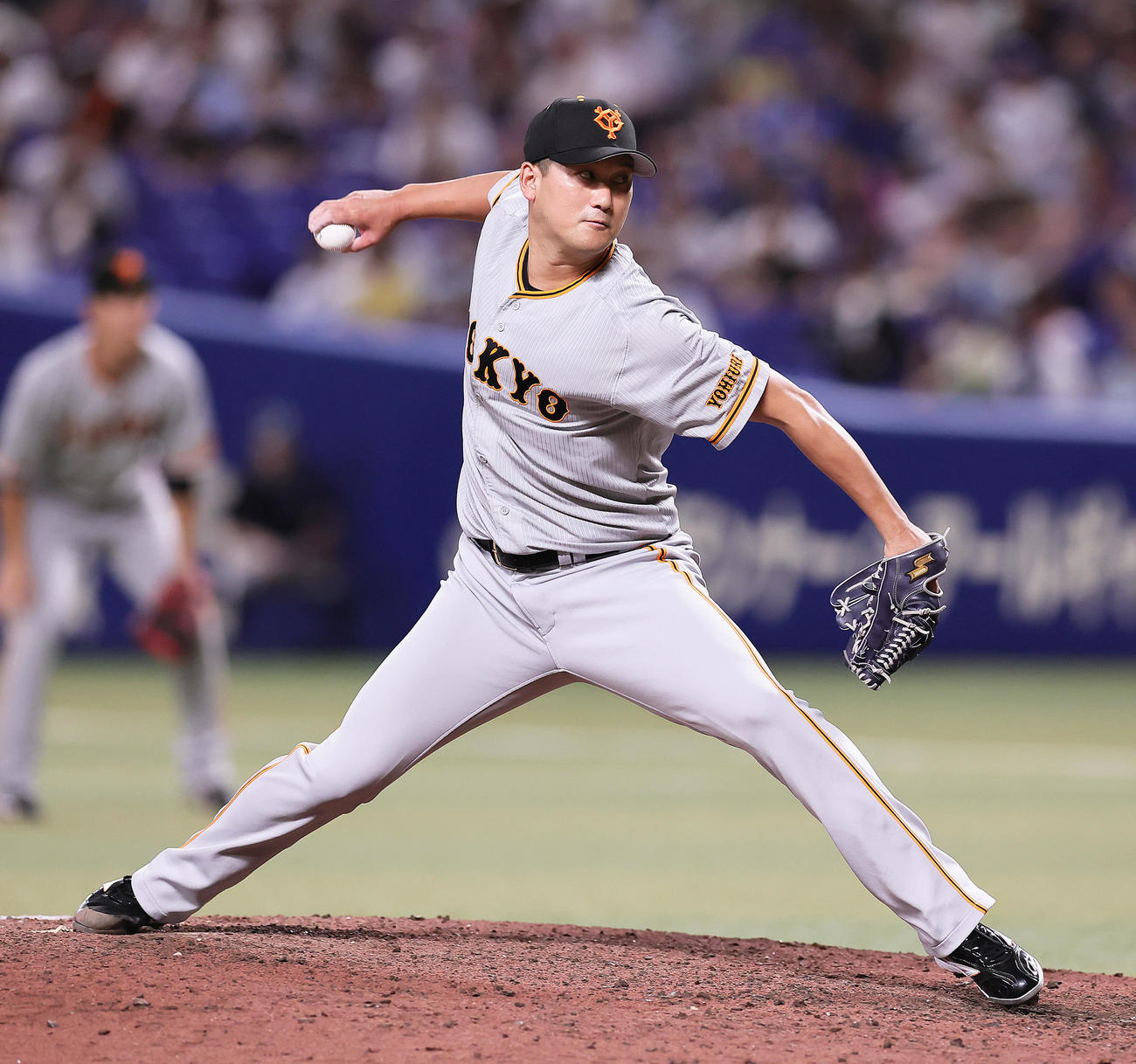 中日対巨人　6回から登板した巨人三上（撮影・足立雅史）