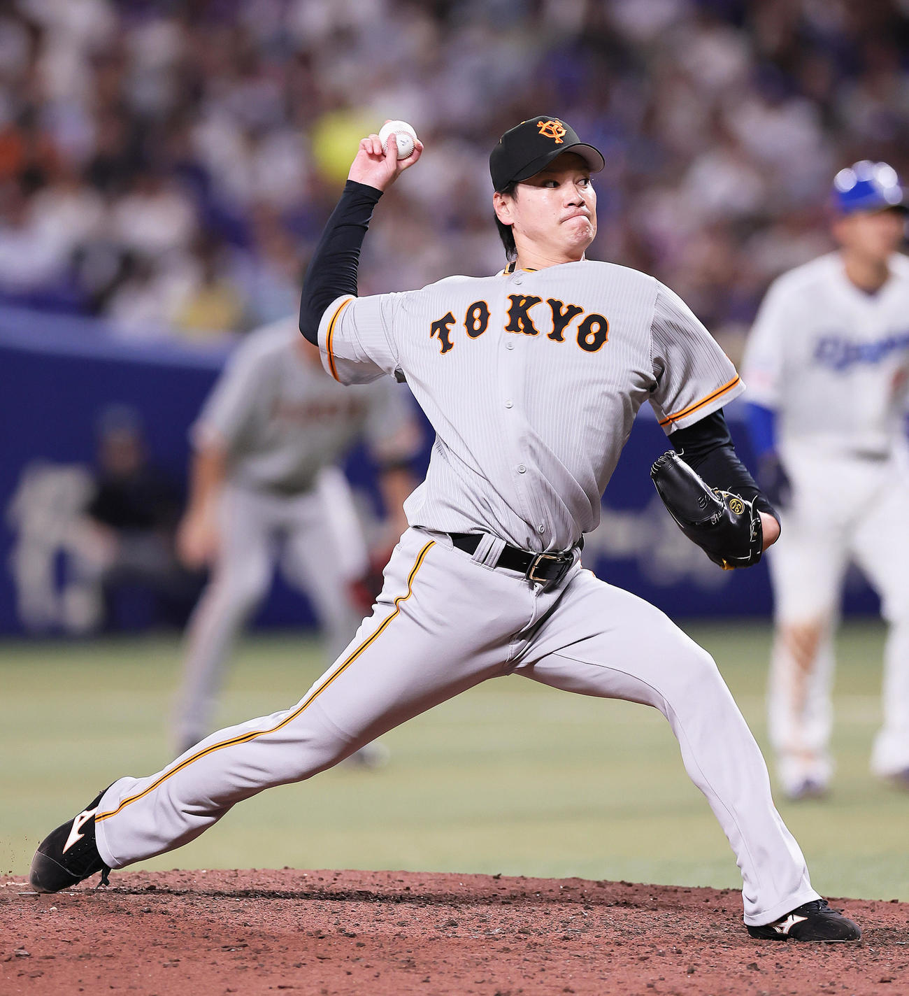 中日対巨人　5回途中から登板した巨人鈴木康（撮影・足立雅史）