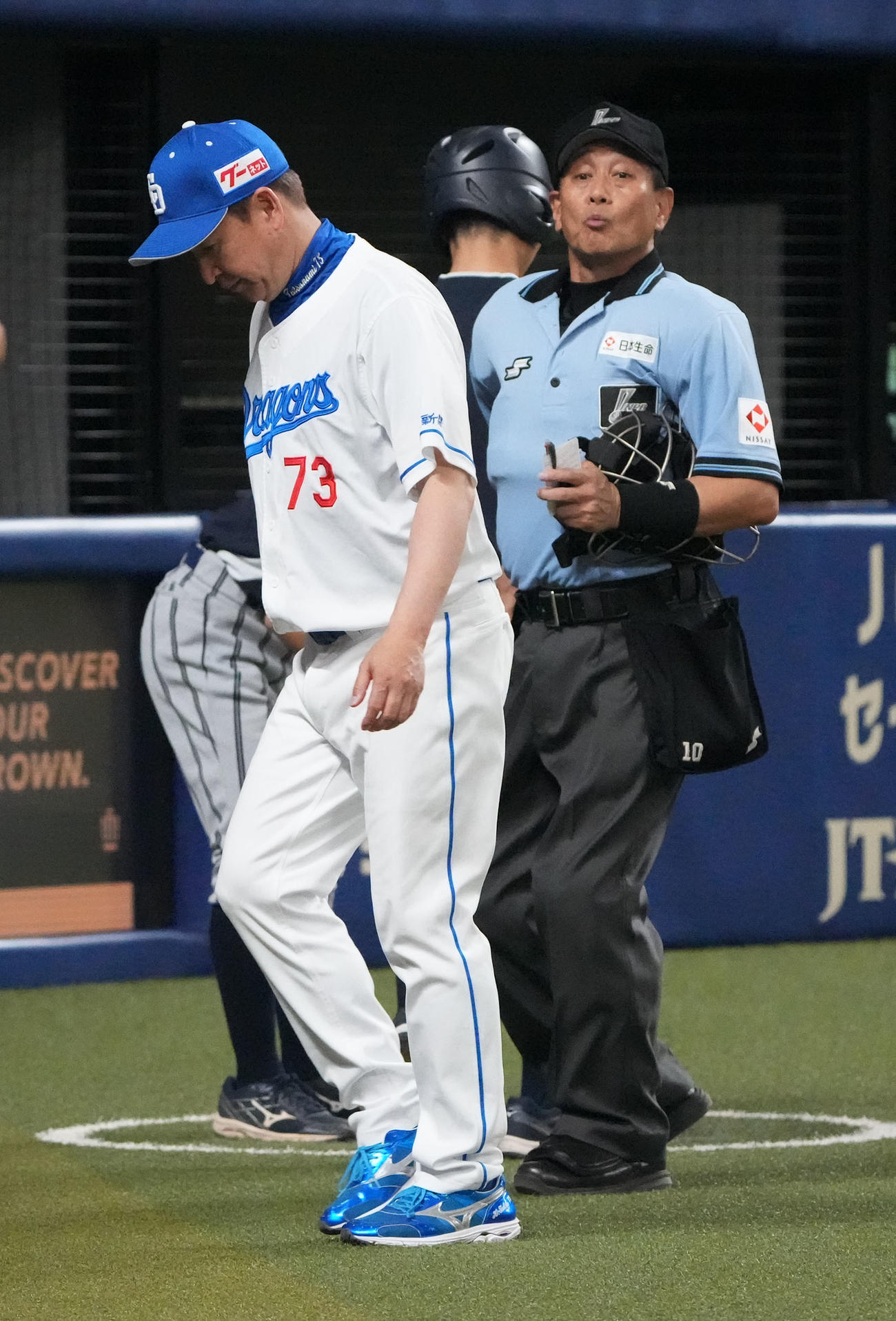 中日対巨人　5回終了、選手交代を告げベンチへ戻る立浪監督（撮影・森本幸一）