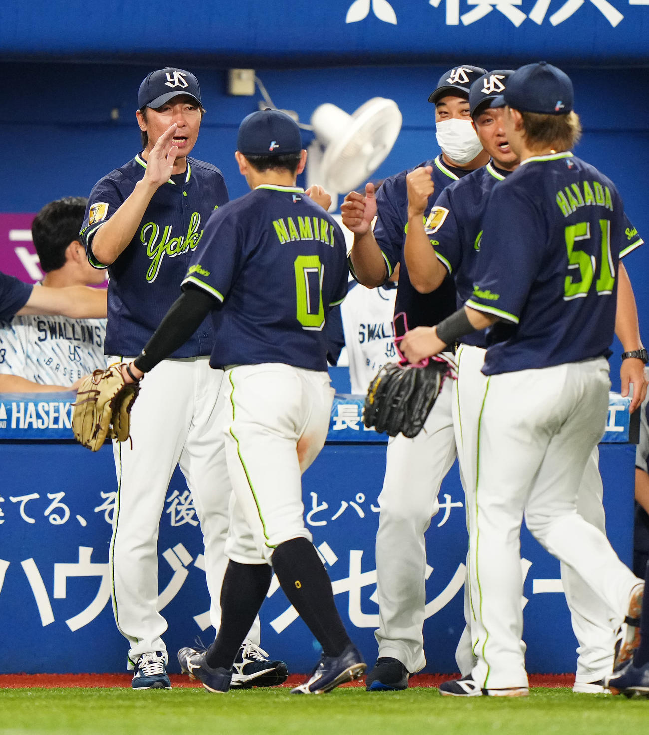 DeNA対ヤクルト　試合後、勝利を喜ぶヤクルト高津監督（左端）（撮影・江口和貴）