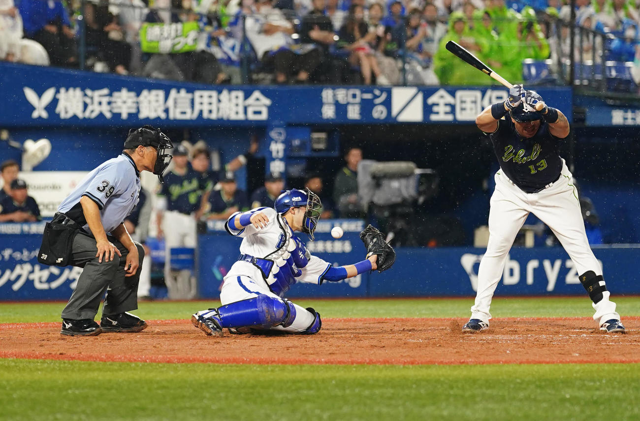 DeNA対ヤクルト　12回表ヤクルト2死一、三塁、捕逸する伊藤。打者オスナ（撮影・江口和貴）
