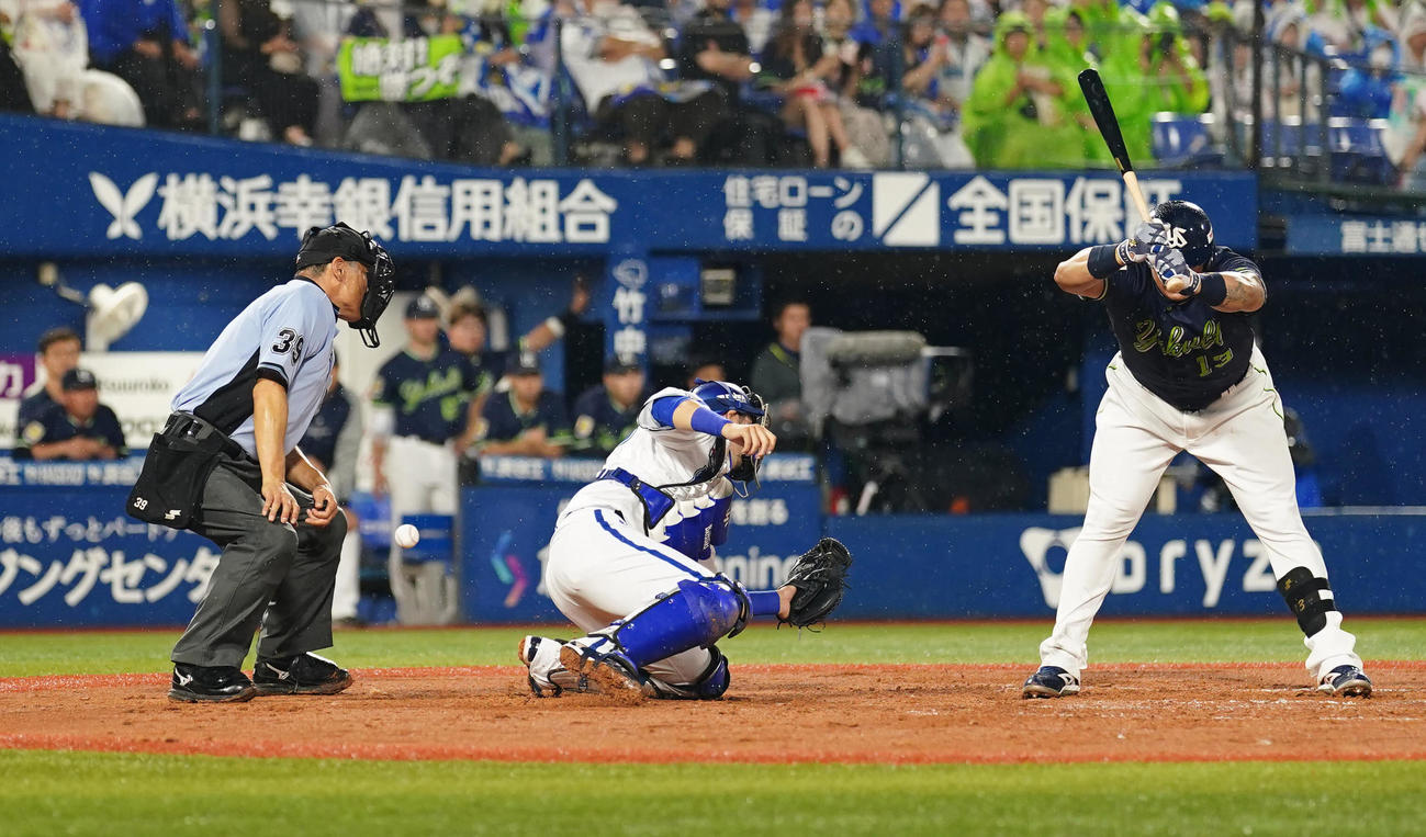 DeNA対ヤクルト　12回表ヤクルト2死一、三塁、捕逸する伊藤。打者オスナ（撮影・江口和貴）