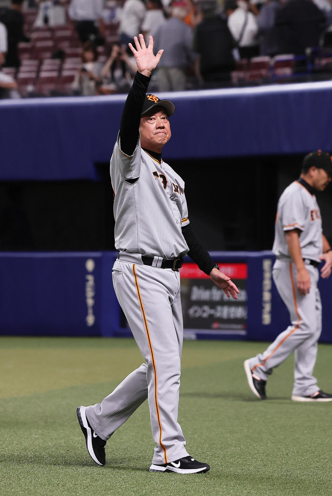 中日対巨人　勝利しスタンドに手を振る巨人原監督（撮影・足立雅史）