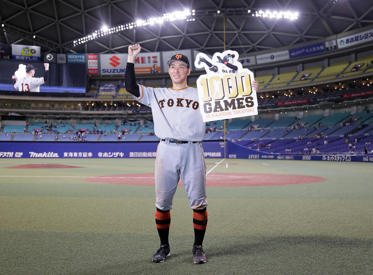 中日対巨人　勝ち越し打の巨人梶谷は通算1000試合出場のボードを手に笑顔を見せる（撮影・足立雅史）