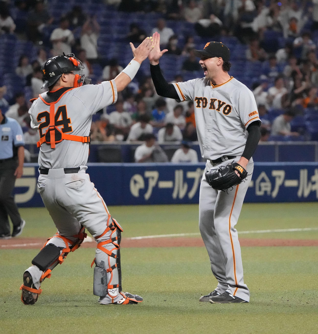 中日対巨人　試合終了、大城卓とタッチを交わすビーディ（右）（撮影・森本幸一）