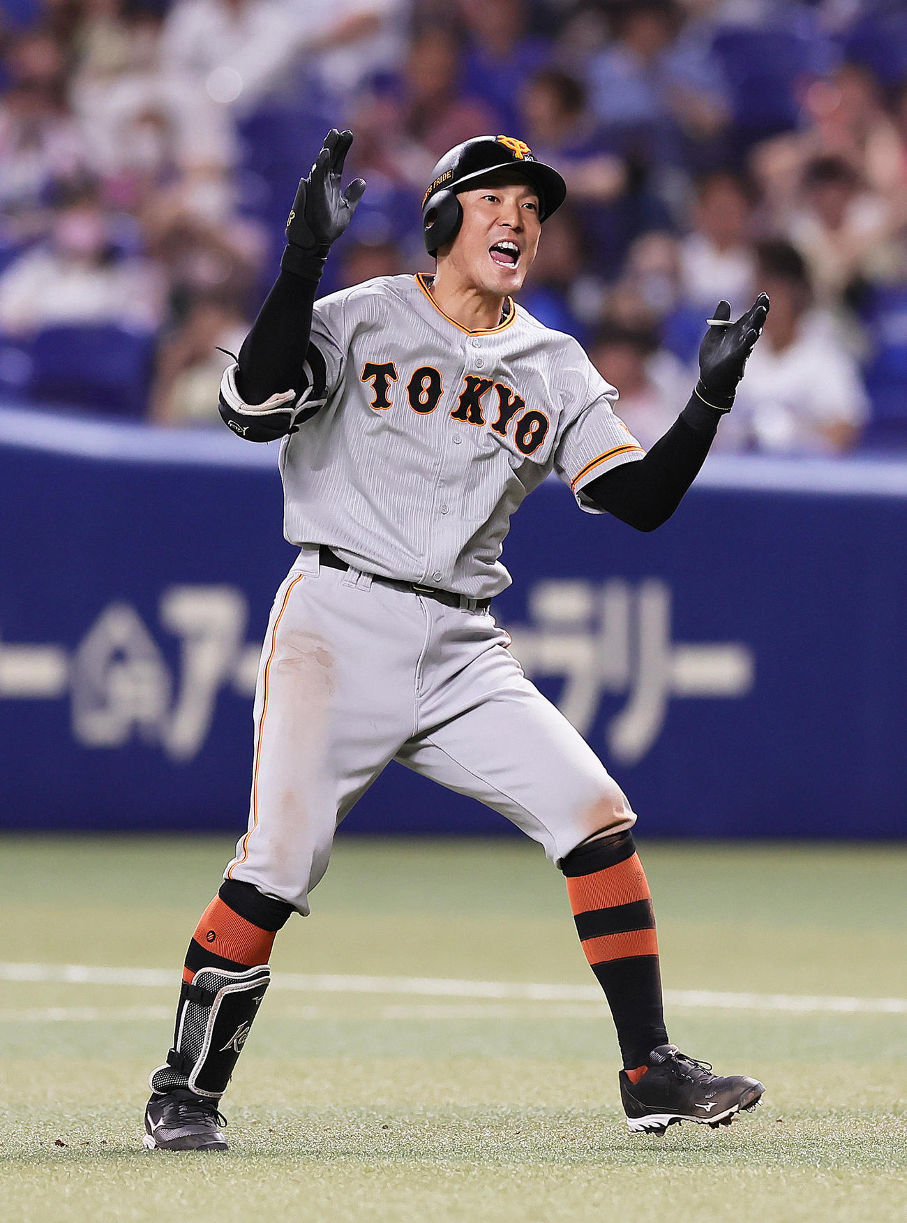 中日対巨人　12回表巨人1死二、三塁、梶谷は中前2点適時打を放ち雄たけびを上げる（撮影・足立雅史）