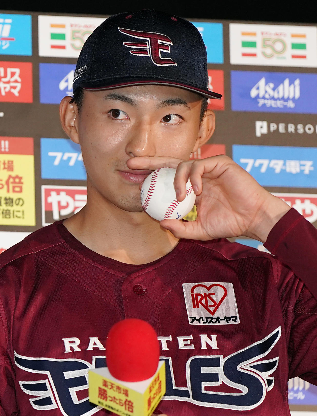 楽天対オリックス　プロ初勝利し、ヒーローインタビュで両親にウイニングボールをプレゼントしたいと話す荘司（撮影・狩俣裕三）