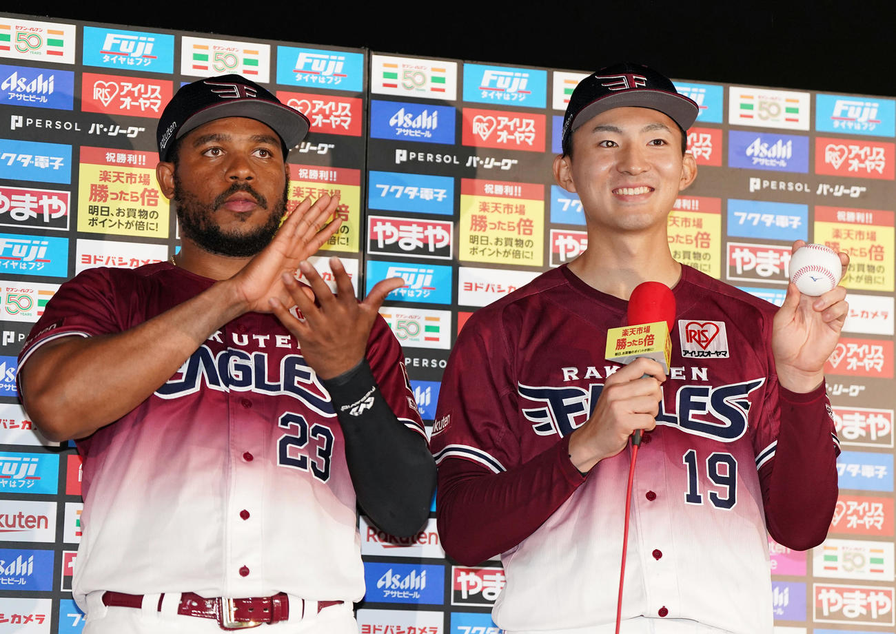 楽天対オリックス　プロ初勝利し、ヒーローインタビューでウイニングボールを手に笑顔を見せる荘司（右）。左は拍手をするフランコ（撮影・狩俣裕三）