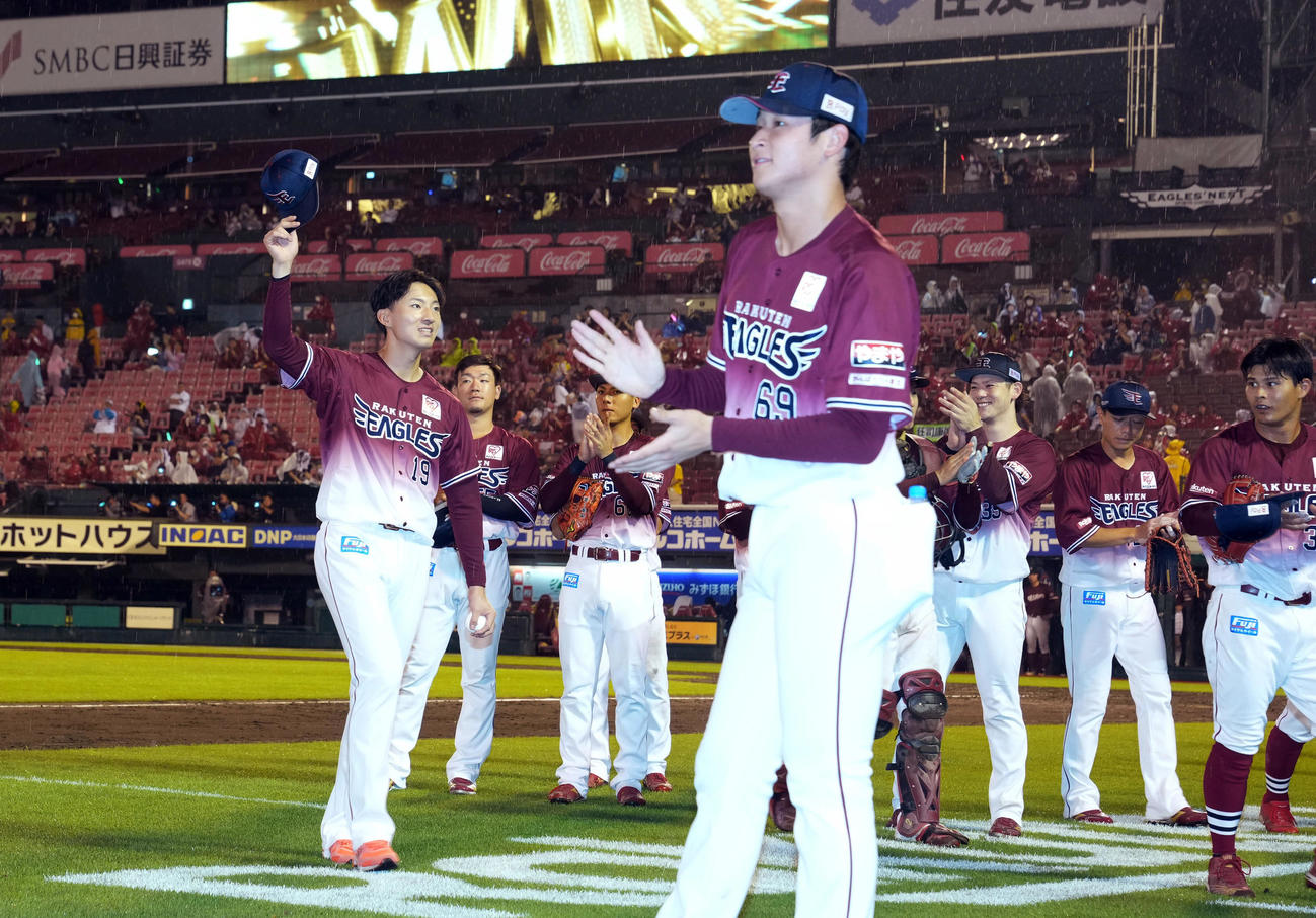 楽天対オリックス　試合後、荘司（左）のプロ初勝利がアナウンスされ、祝福する楽天の選手たち（撮影・狩俣裕三）