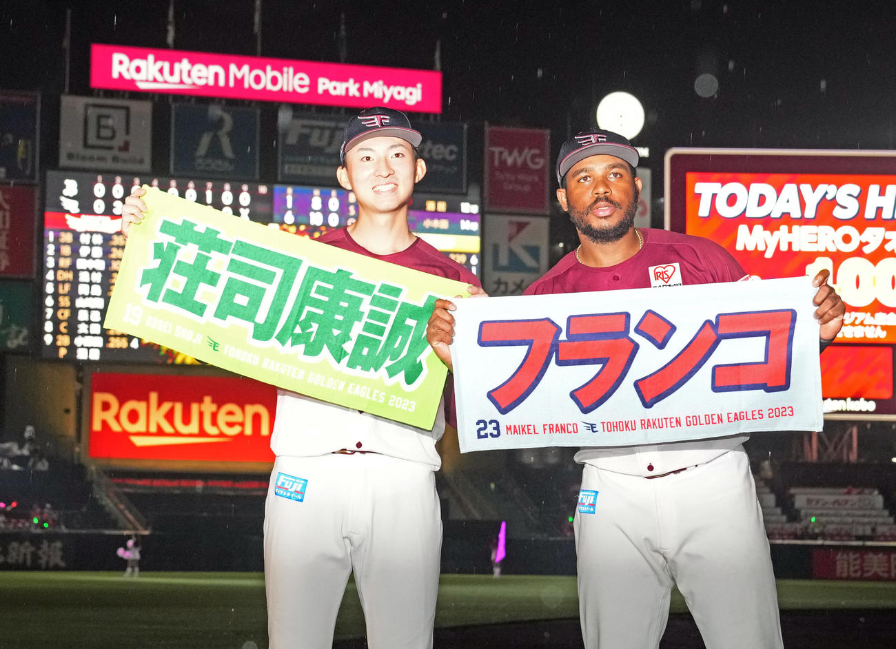 楽天対オリックス　ヒーローインタビュー後、それぞれの名前入りタオルを広げ、記念撮影をする荘司（左）とフランコ（撮影・狩俣裕三）