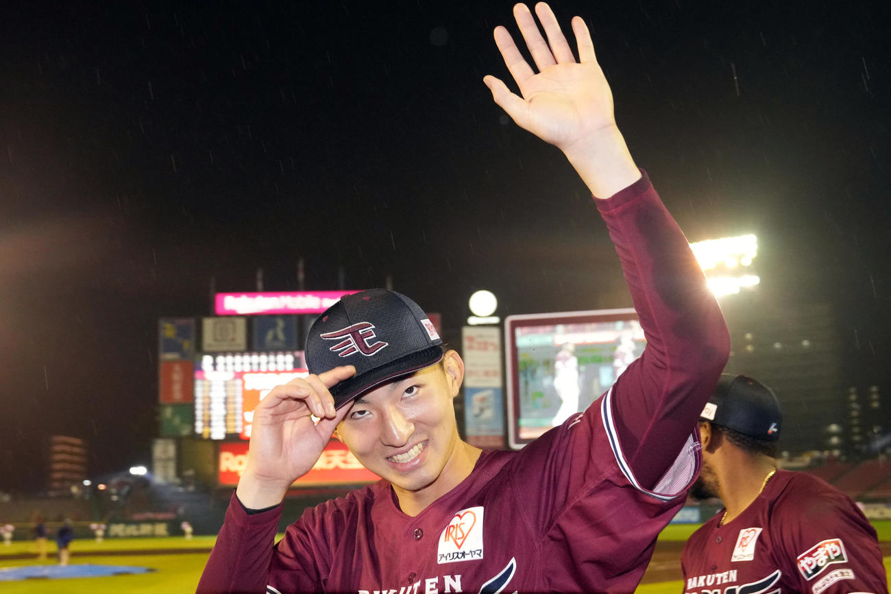 楽天対オリックス　プロ初勝利し、ファンの声援に応える荘司（撮影・狩俣裕三）