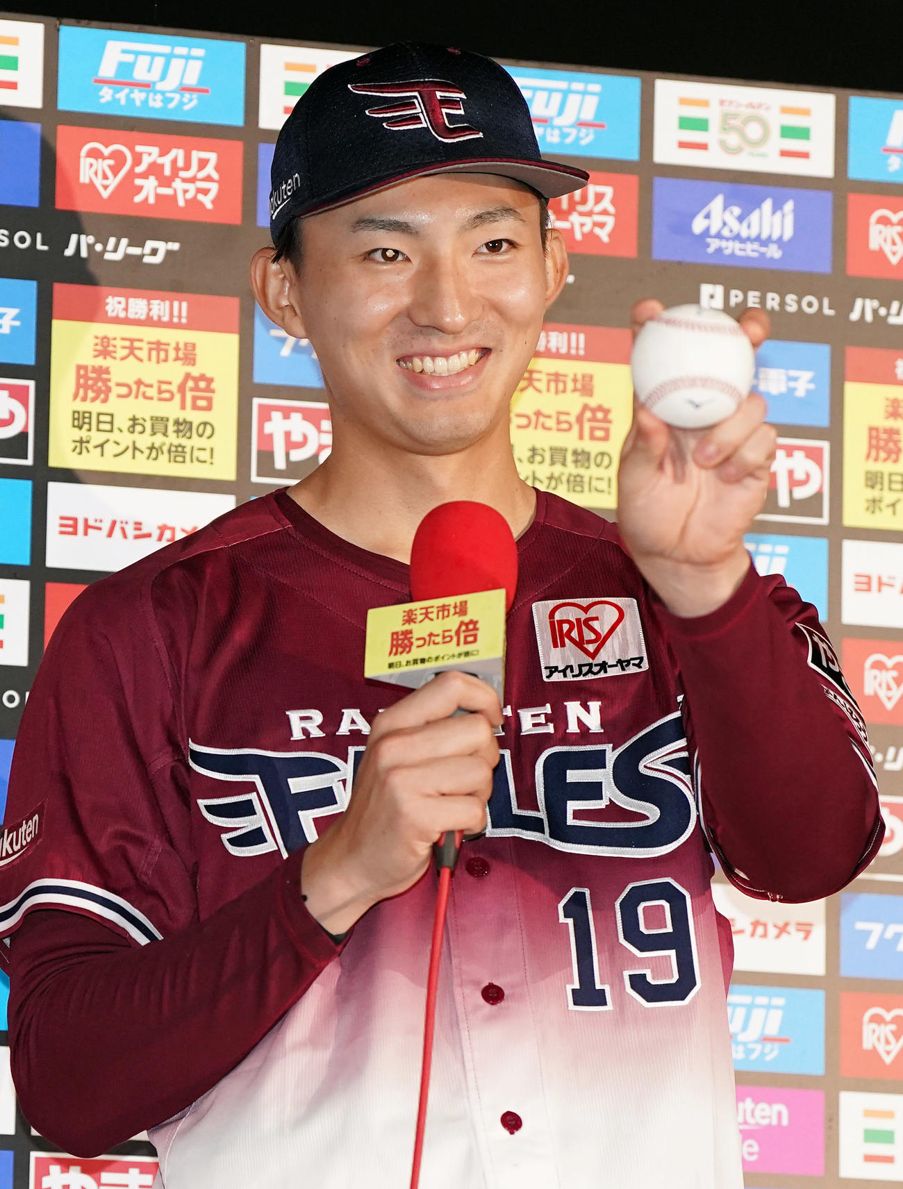 楽天対オリックス　プロ初勝利を飾り、ヒーローインタビューでウイニングボールを手に笑顔を見せる荘司（撮影・狩俣裕三）