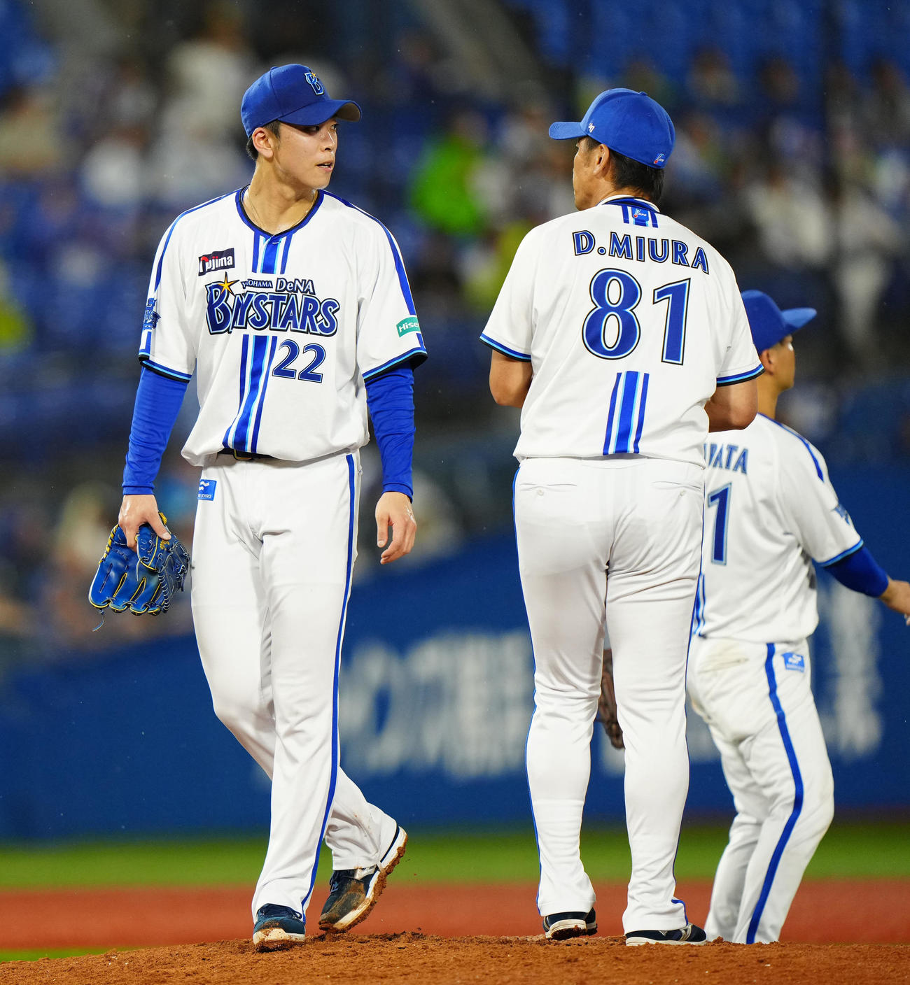 DeNA対ヤクルト　12回表、交代でマウンドを降りるDeNA7番手の入江（撮影・江口和貴）