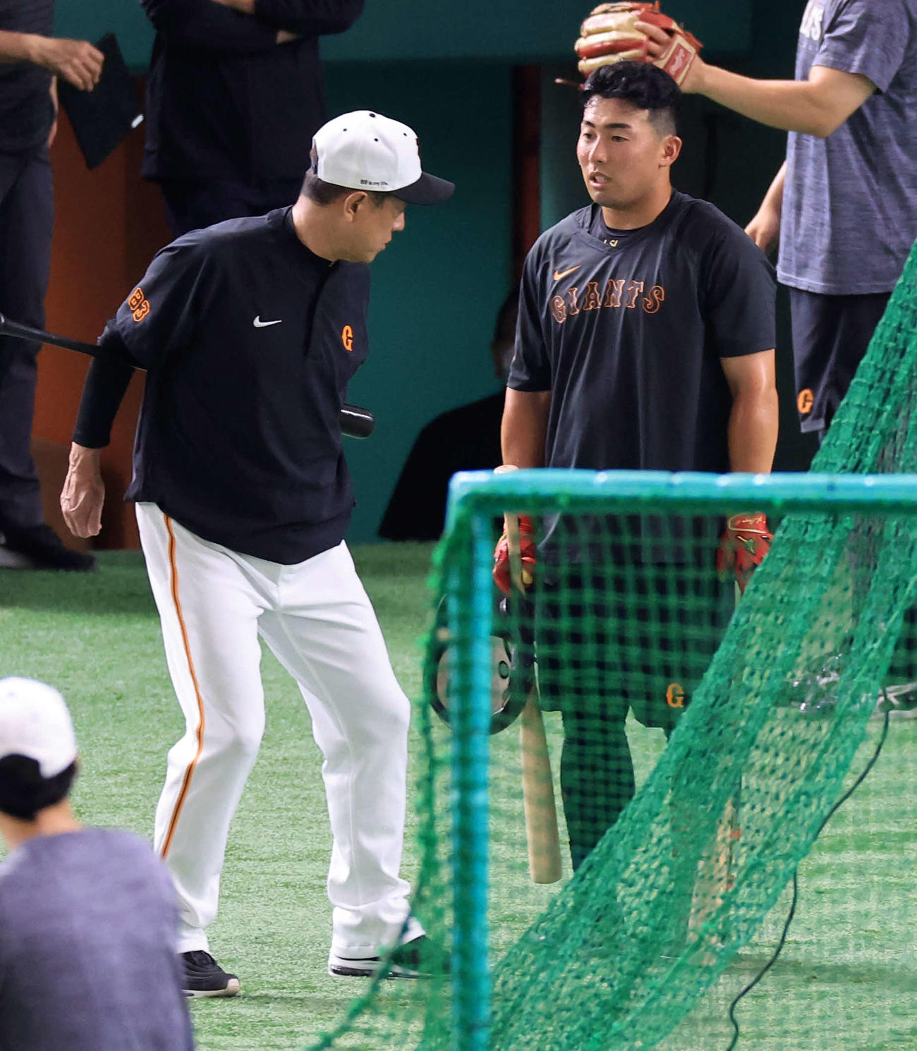 6月30日、試合前の練習に参加した巨人浅野（右）は原監督（左）からアドバイスを受ける