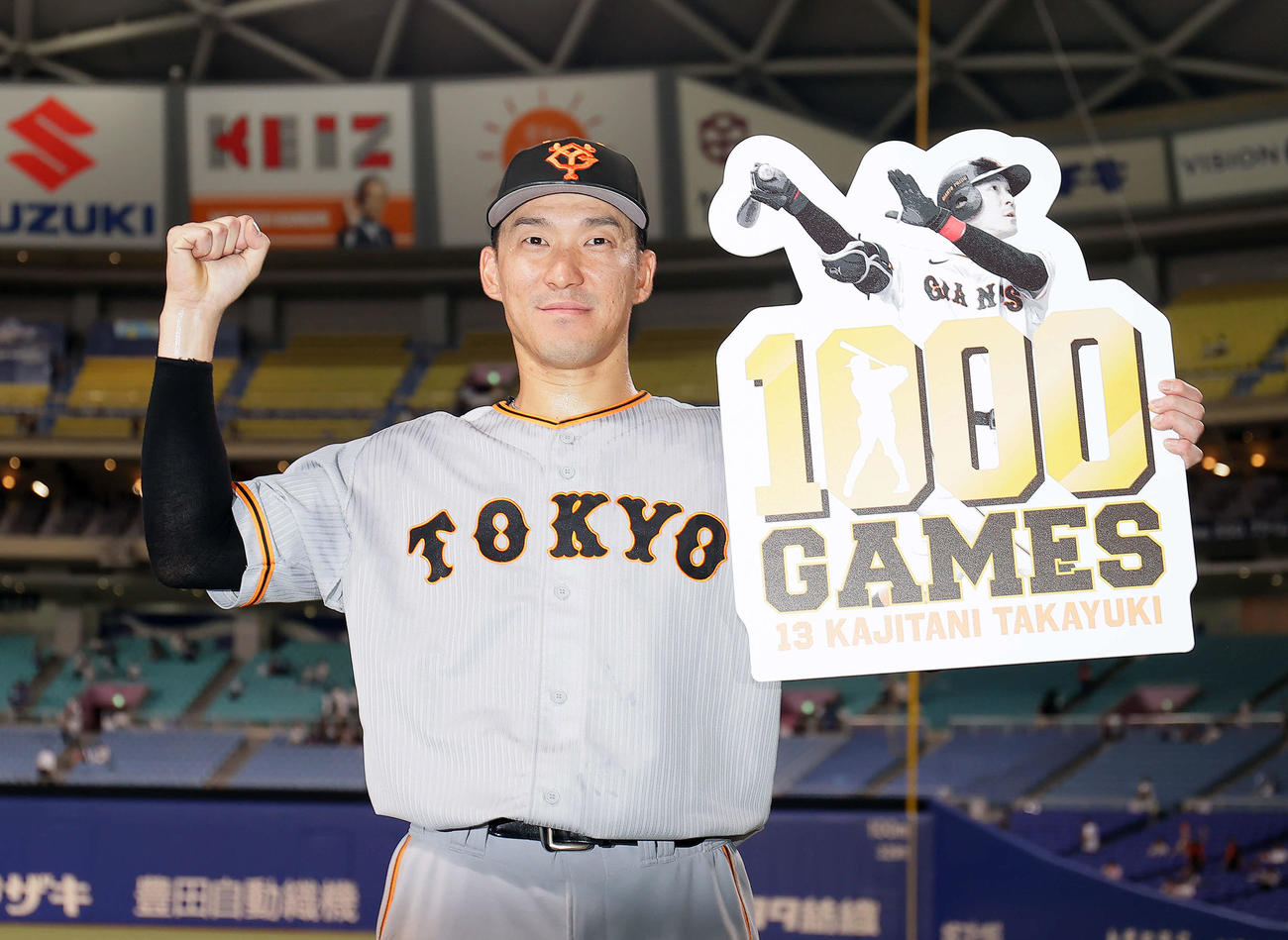 中日対巨人　勝ち越し打の巨人梶谷は通算1000試合出場のボードを手に笑顔を見せる（撮影・足立雅史）