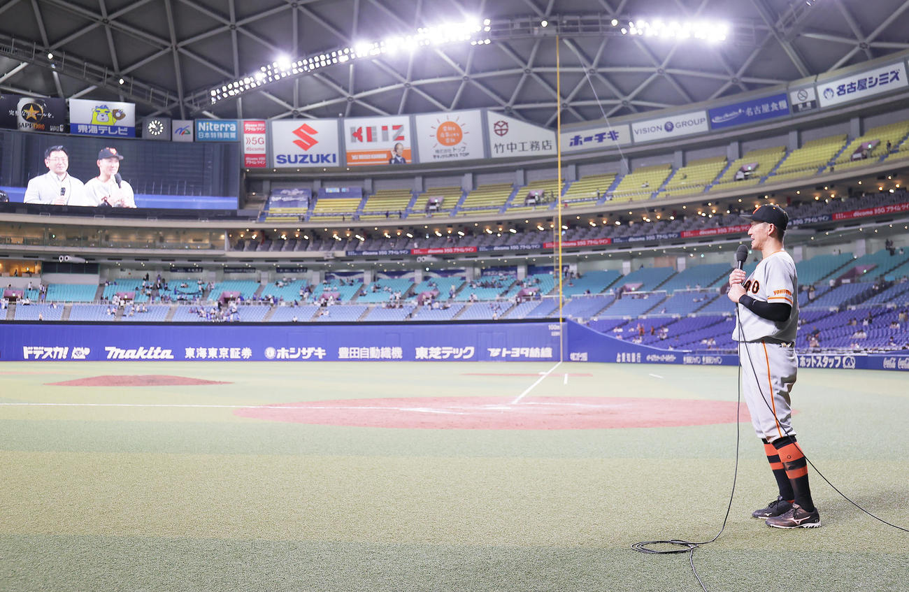 中日対巨人　勝ち越し打の巨人梶谷は遅くまで残ったファンのいるスタンドに向きを変え話す（撮影・足立雅史）