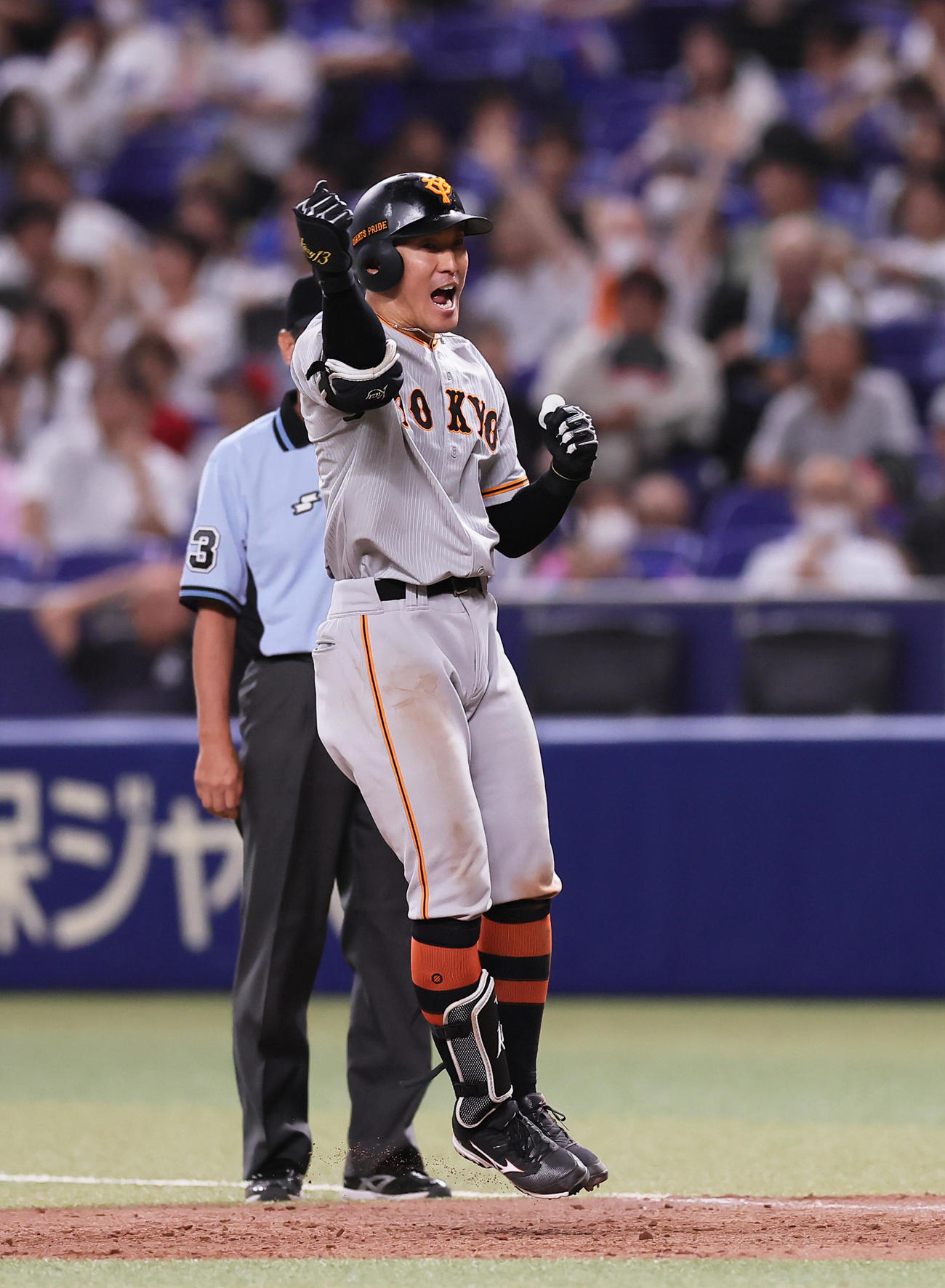 中日対巨人　12回表巨人1死二、三塁、梶谷は中前2点適時打を放ちジャンプして喜ぶ（撮影・足立雅史）