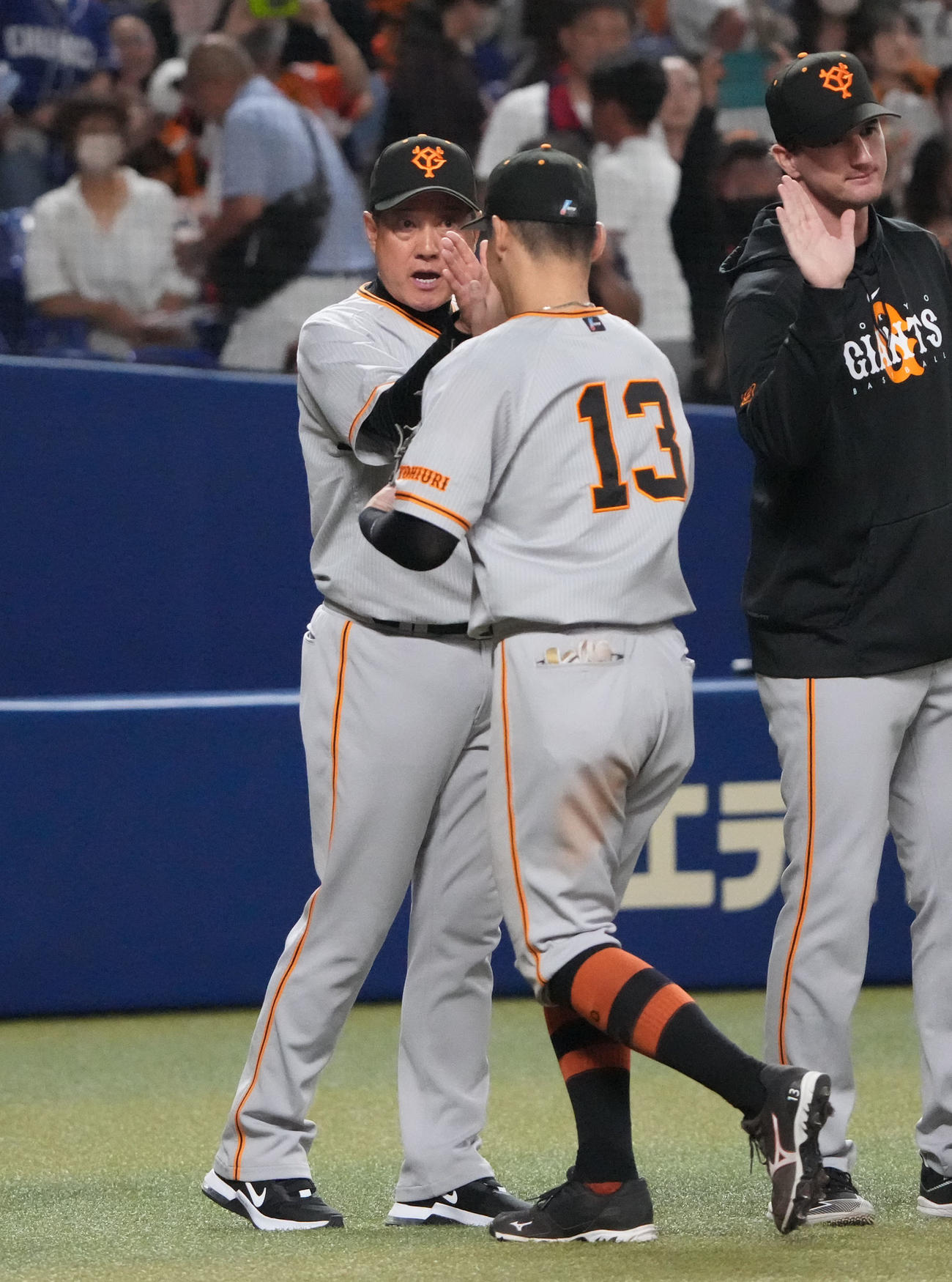中日対巨人　試合終了、梶谷を迎える原監督（左）（撮影・森本幸一）